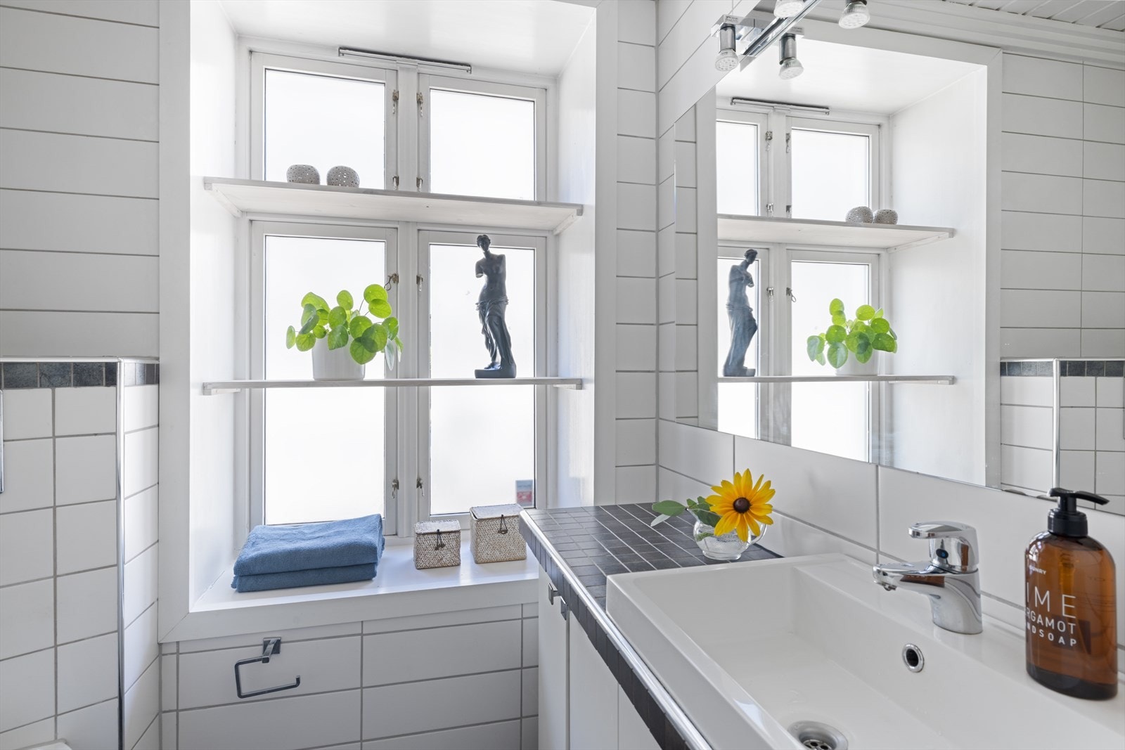 Badet er lyst og pent flislagt. Rommet har eget vindu. Rommet er videre utstyrt med badekar, vegghengt klosett, downlights og gulvvarme Galleribilde