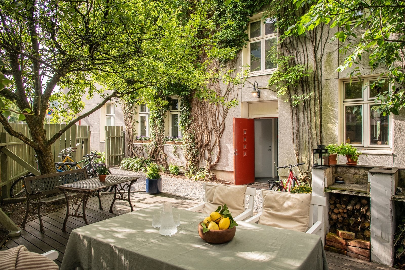 Leiligheten ligger tett på et flott uteareal Galleribilde