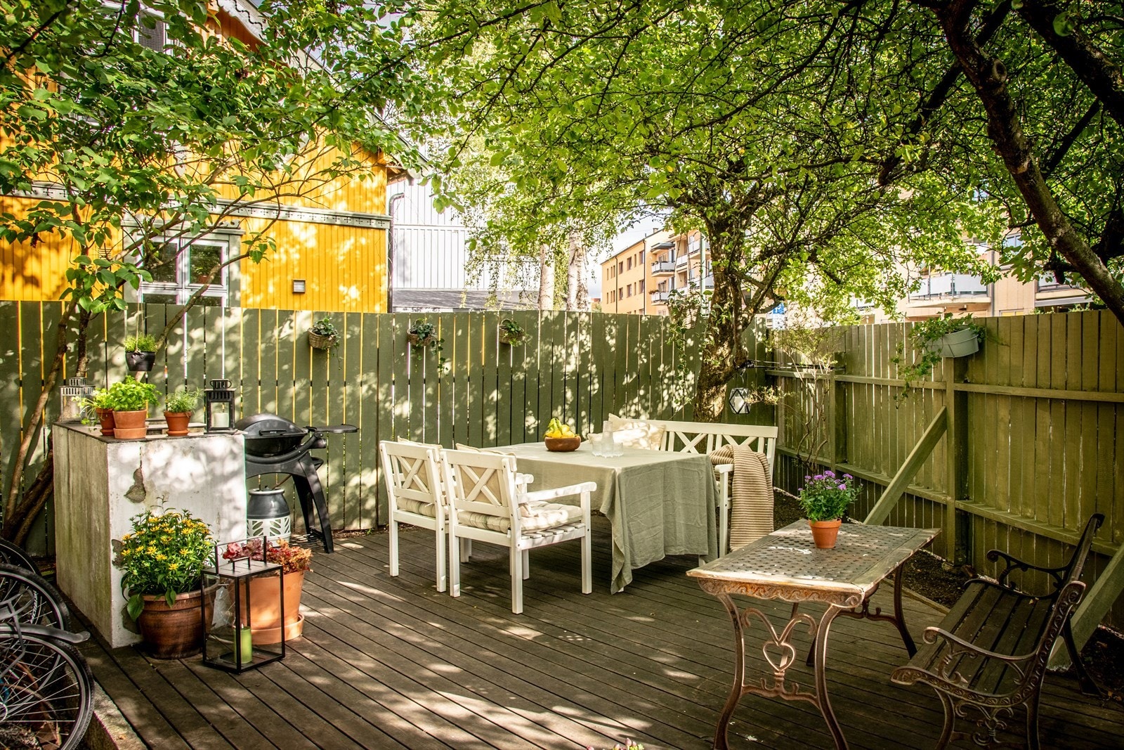 En lun og skjermet uteplass hvor frodig vegetasjon rammer inn terrassen - et perfekt sted for morgenkaffen, lange middager med venner eller bare å nyte stillheten midt i byen Galleribilde