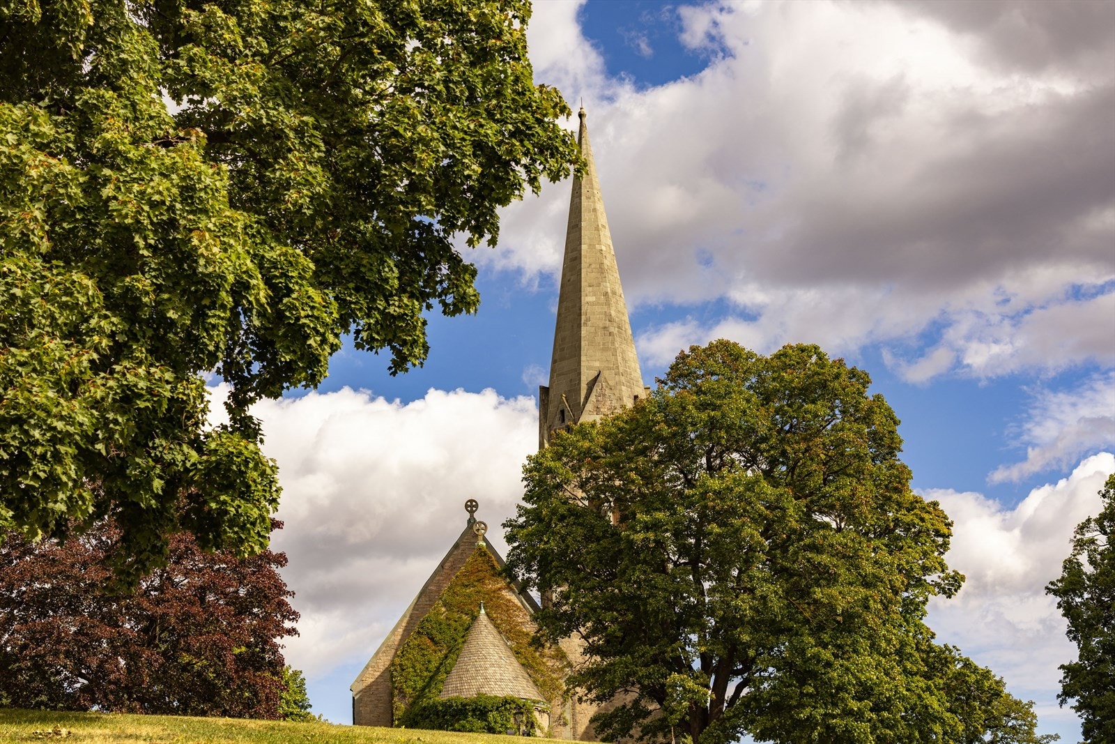 Nydelige Vålerenga kirke et steinkast unna leiligheten Galleribilde