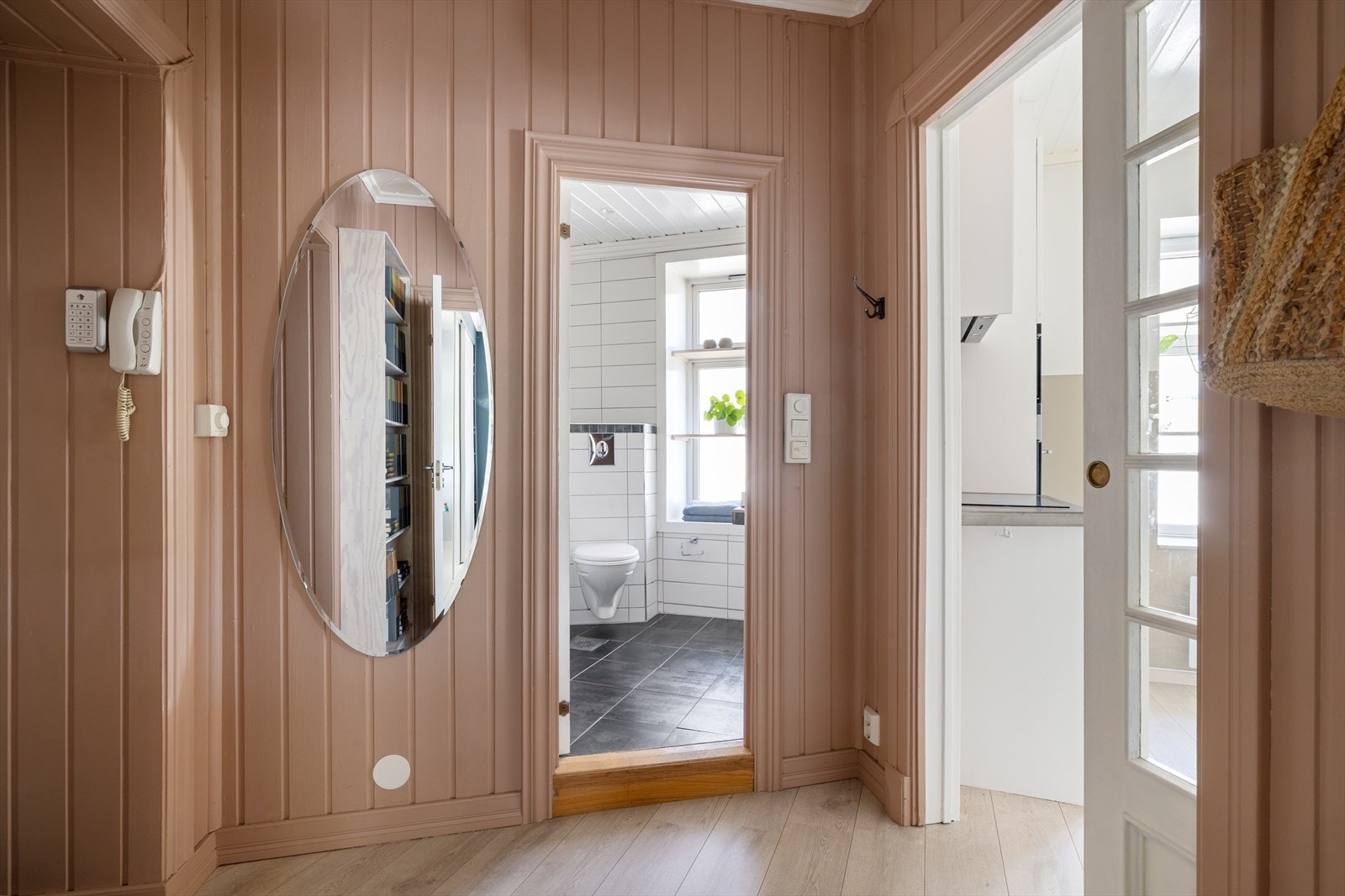 En hyggelig entré med knagger for klesoppheng og direkte adkomst til soverom, stue/kjøkken og bad Galleribilde