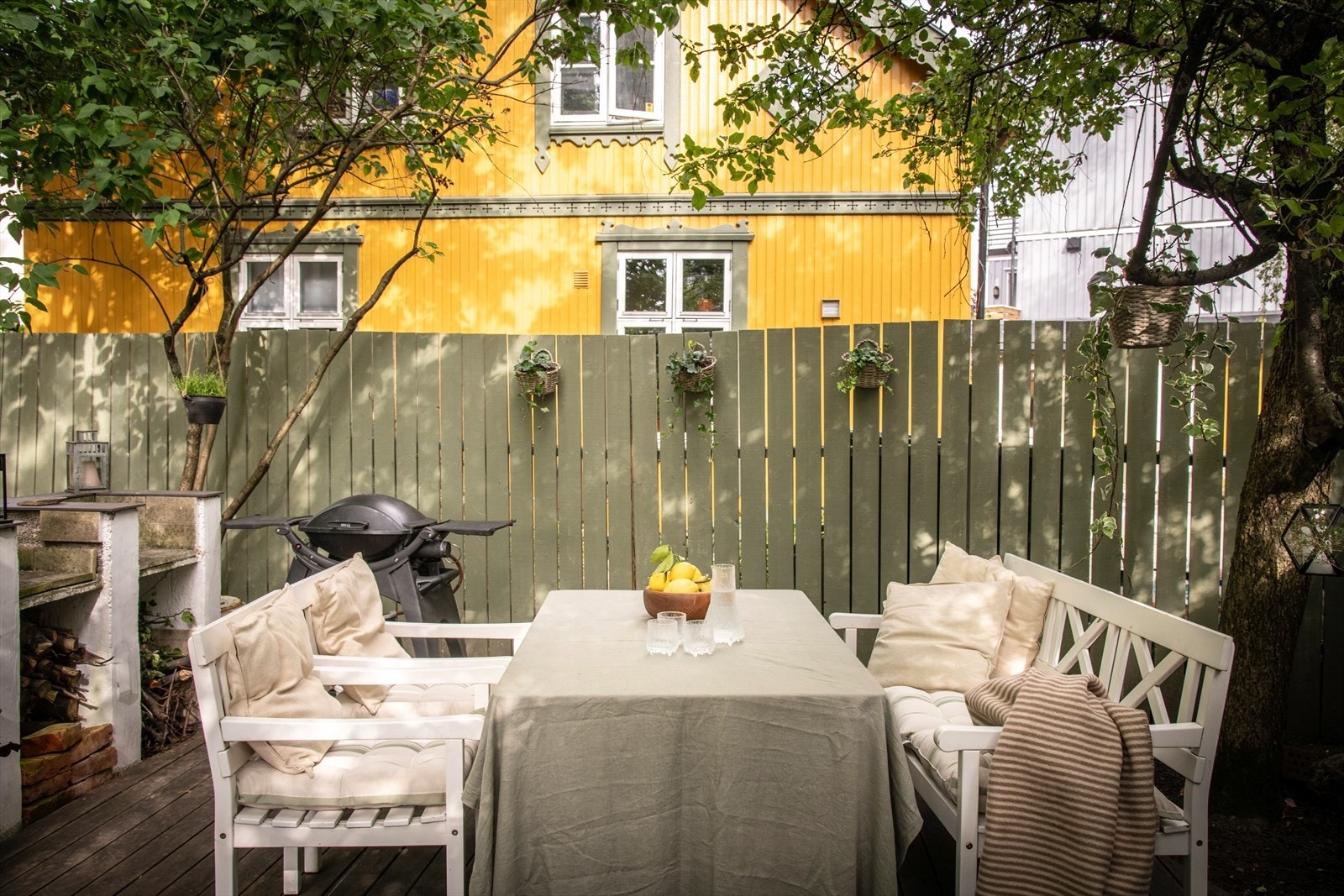 Frodig uteplass i felles bakgård byr på muligheter for grill og hyggelige sammenkomster Galleribilde