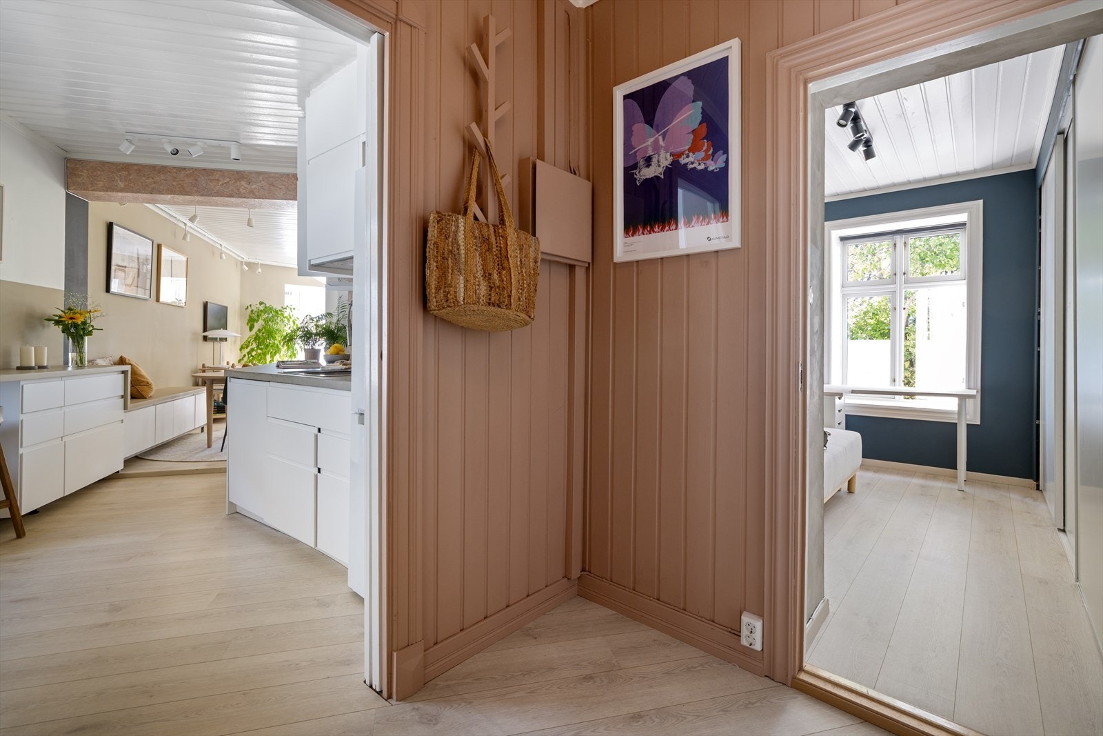 Første møte med boligen er en hyggelig entré med knagger for klesoppheng og god plass til ønsket garderobeløsning Galleribilde