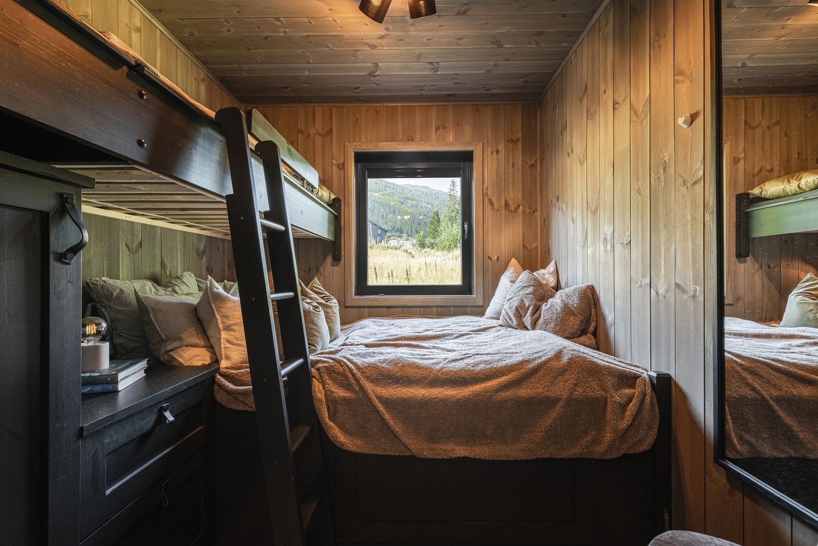 Soverom 1 med 3 sengeplasser og plassbygde løsninger for oppbevaring. Galleribilde