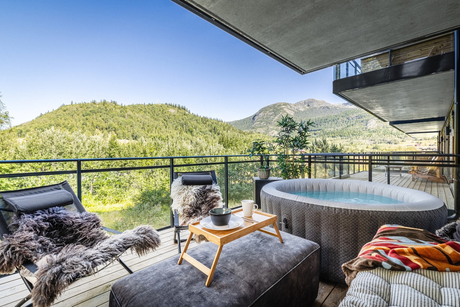 Stor balkong som er et som et ekstra rom på den varme årstiden! Galleribilde