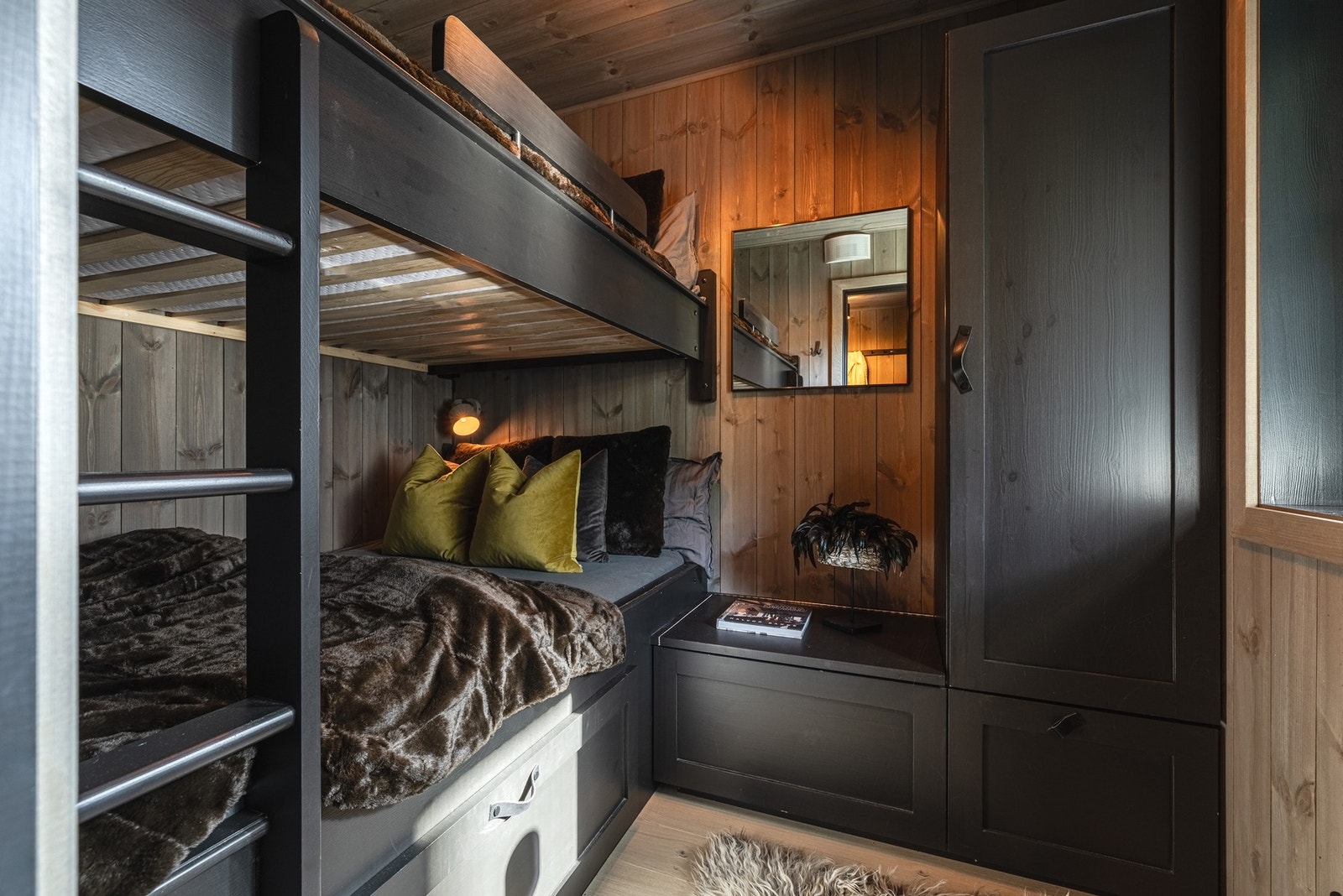 Soverom 3 med skapplass og smarte løsninger for utnyttelse av plassen i rommet. Galleribilde