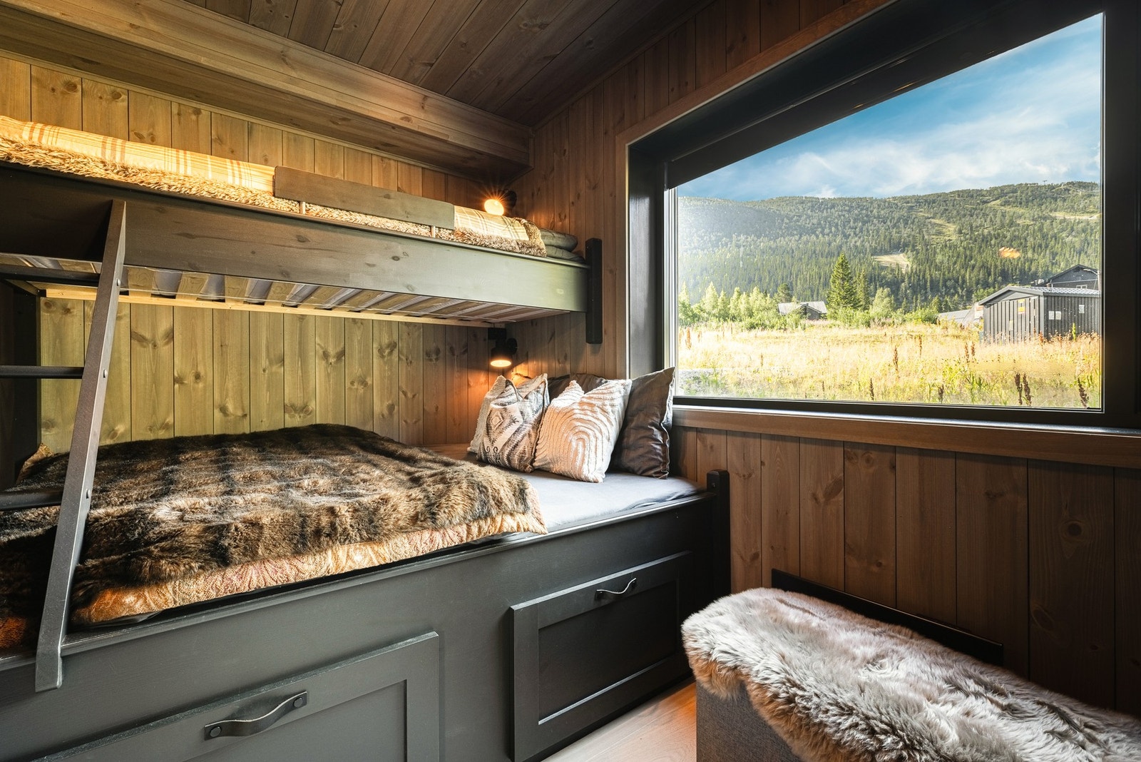 Soverom 2 med smarte oppbevaringsskuffer under sengen. Galleribilde