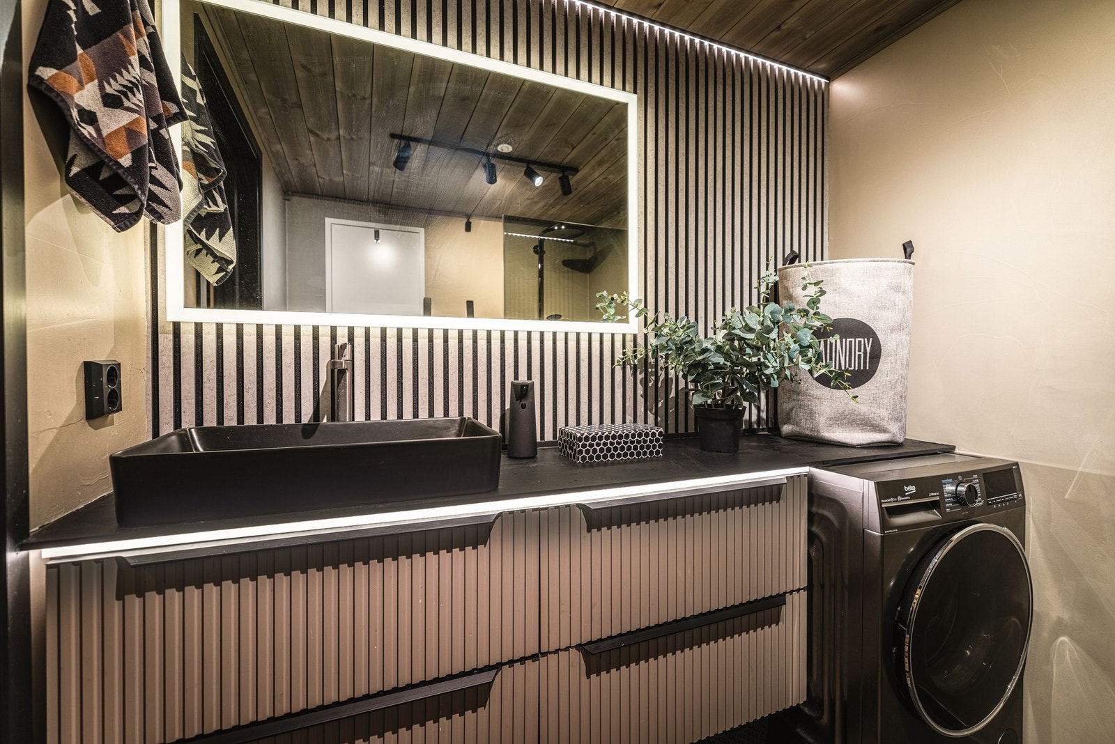 Baderommet er meget delikat med en fin kombinasjon av mørkt og lyst. Galleribilde