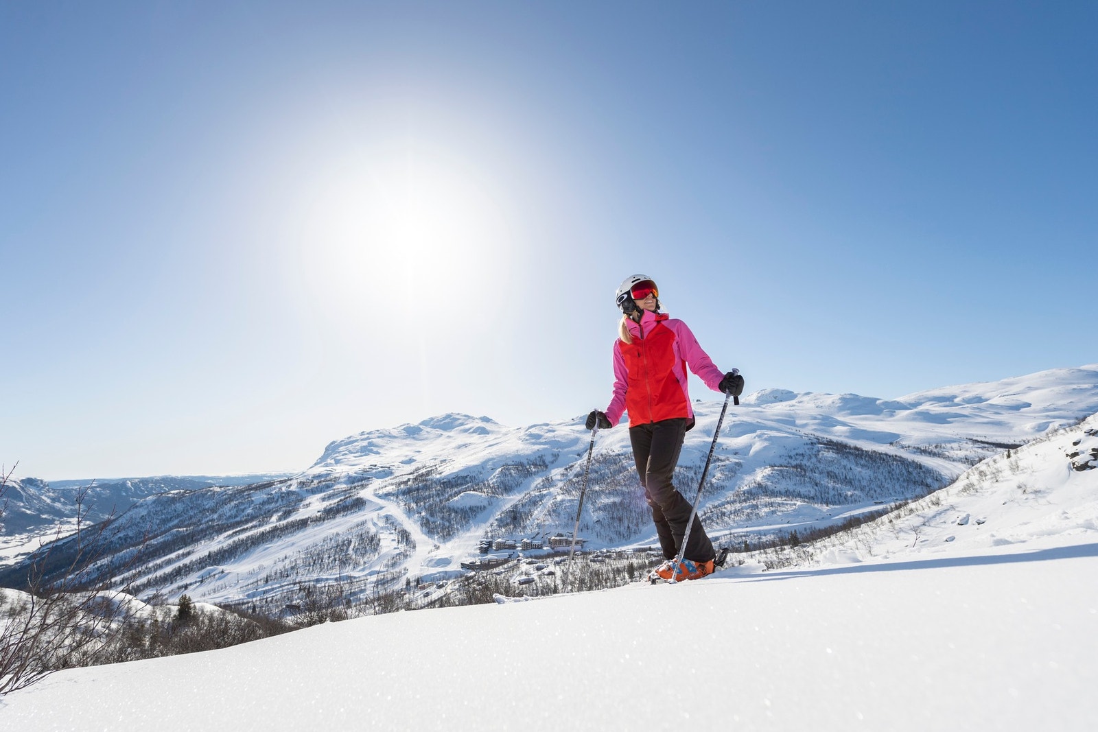 Hemsedal skisenter binder fjellet sammen med moderne heiser, så du kan stå fra topp til bunn uten å måtte ta av deg skiene. Foto: Ola Matsson. Galleribilde