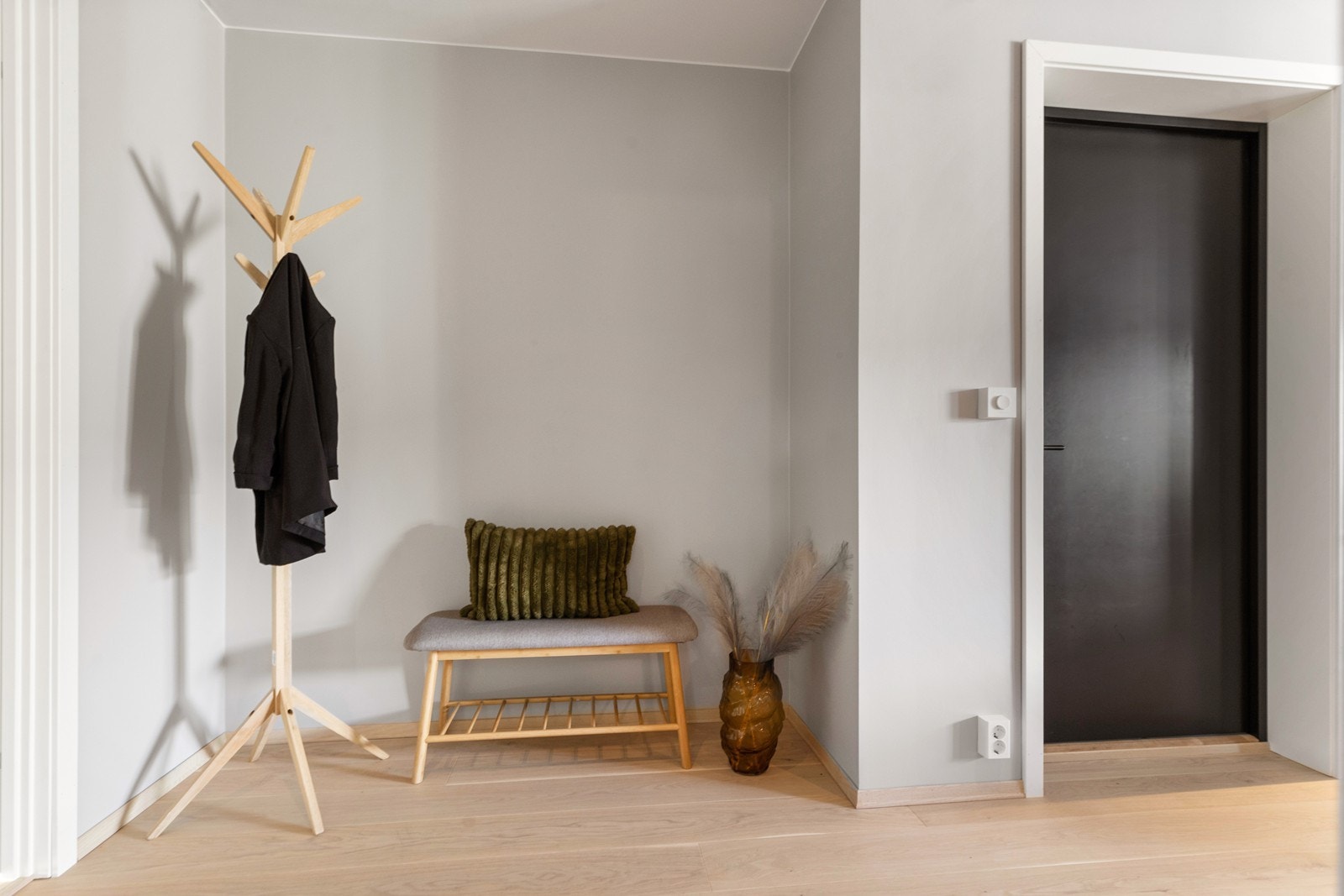 Gang i god størrelse slik at det kan innredes med garderobemøbler til yttertøy. Galleribilde