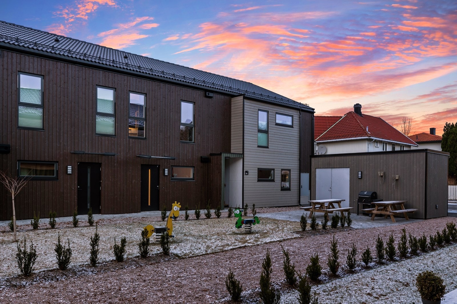 Gangstiene på fellesarealet var tidligere gruset med er nå nylig asfaltert Galleribilde