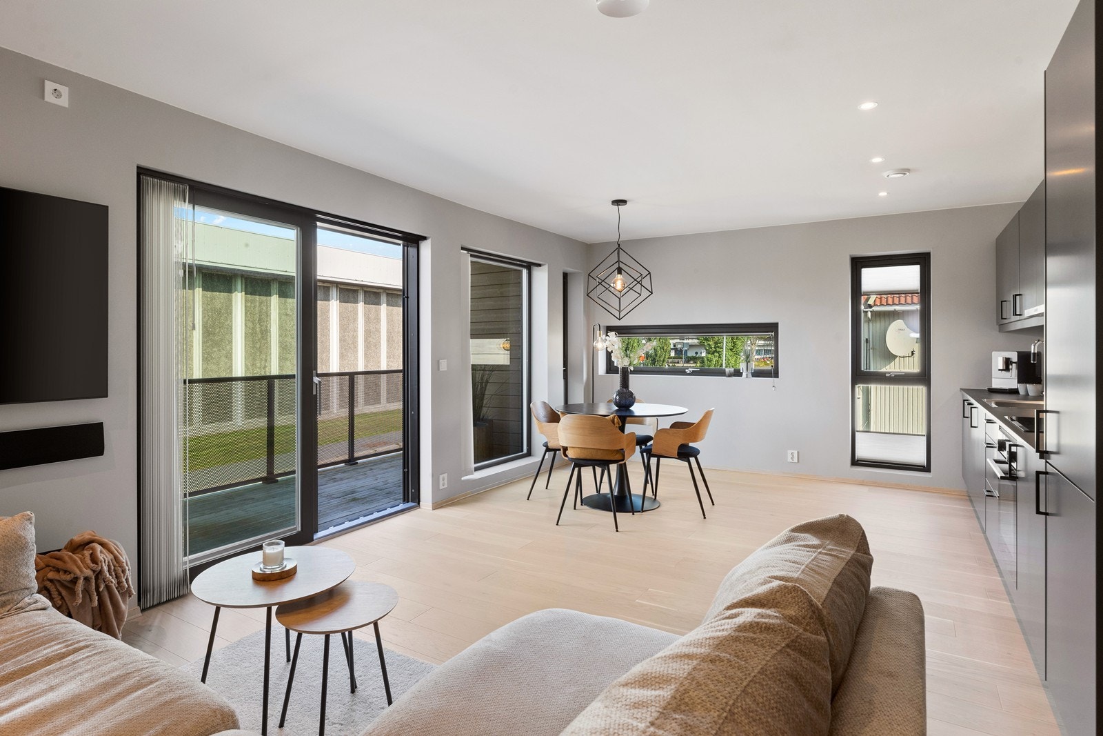 Store vindusflater gir godt med naturlig lysinnslipp. Galleribilde