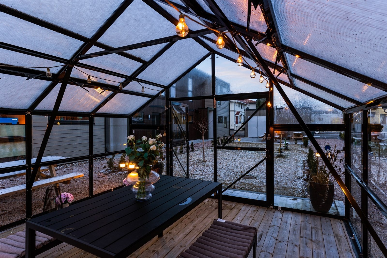 Drivhuset er nå innredet med sittegrupper - her møtes beboerne ofte til en kopp kaffe og nystekte vafler. Galleribilde