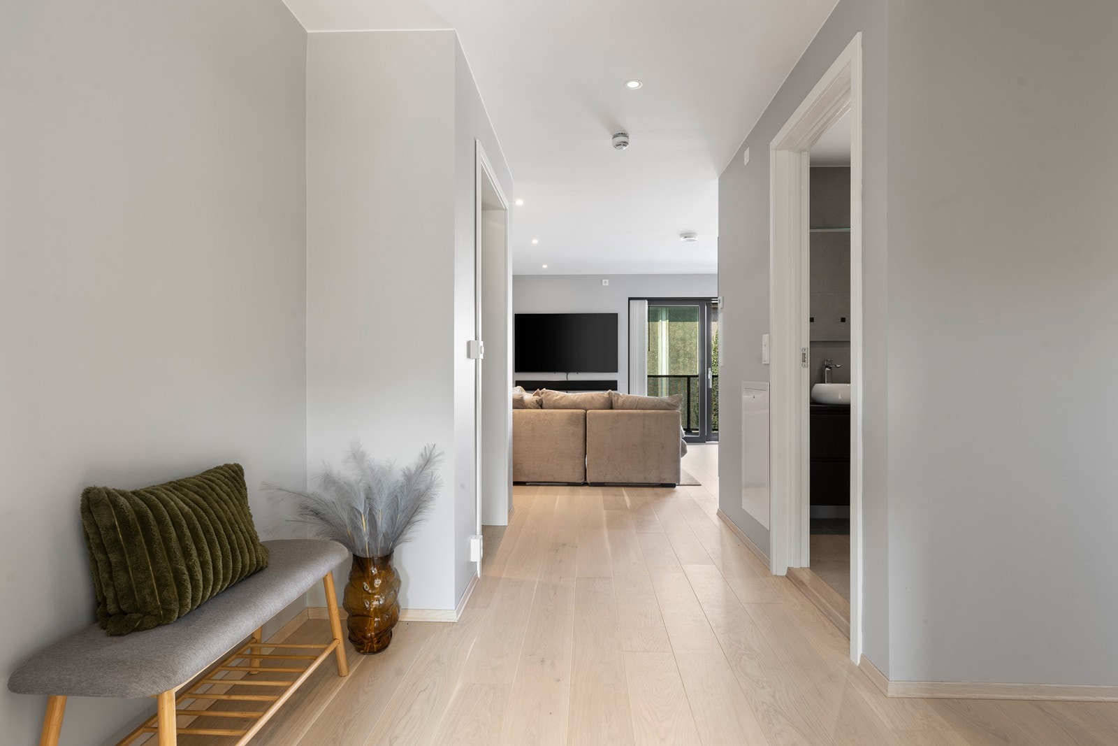 På gulvet er det pen eikeparkett. Galleribilde