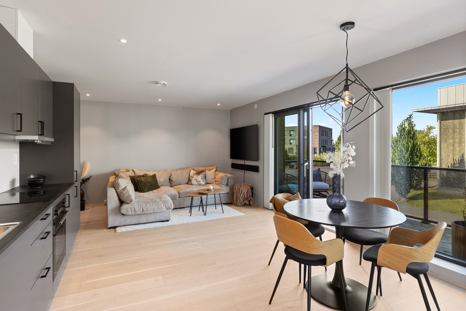 Her er det enkelt å innrede med god plass til både sofahjørne og en egen spisegruppe ved kjøkkenet. Galleribilde