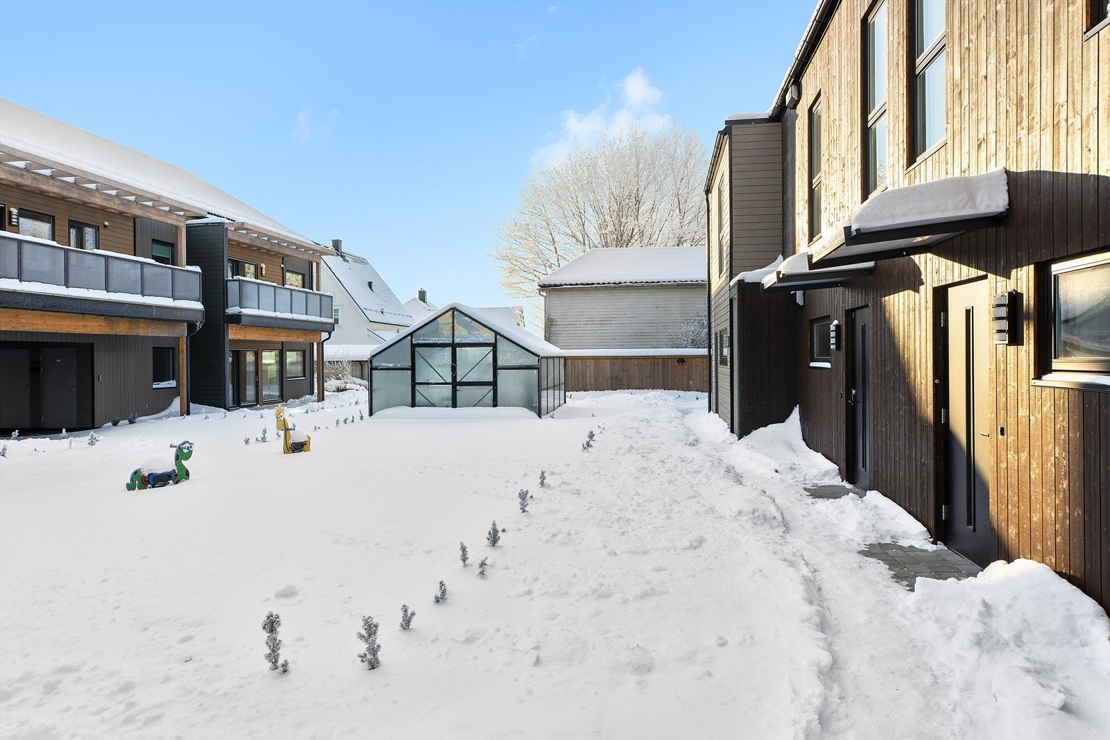 Området er pent opparbeidet med grøntarealer, hekk, lekeområde og sittegrupper. Galleribilde