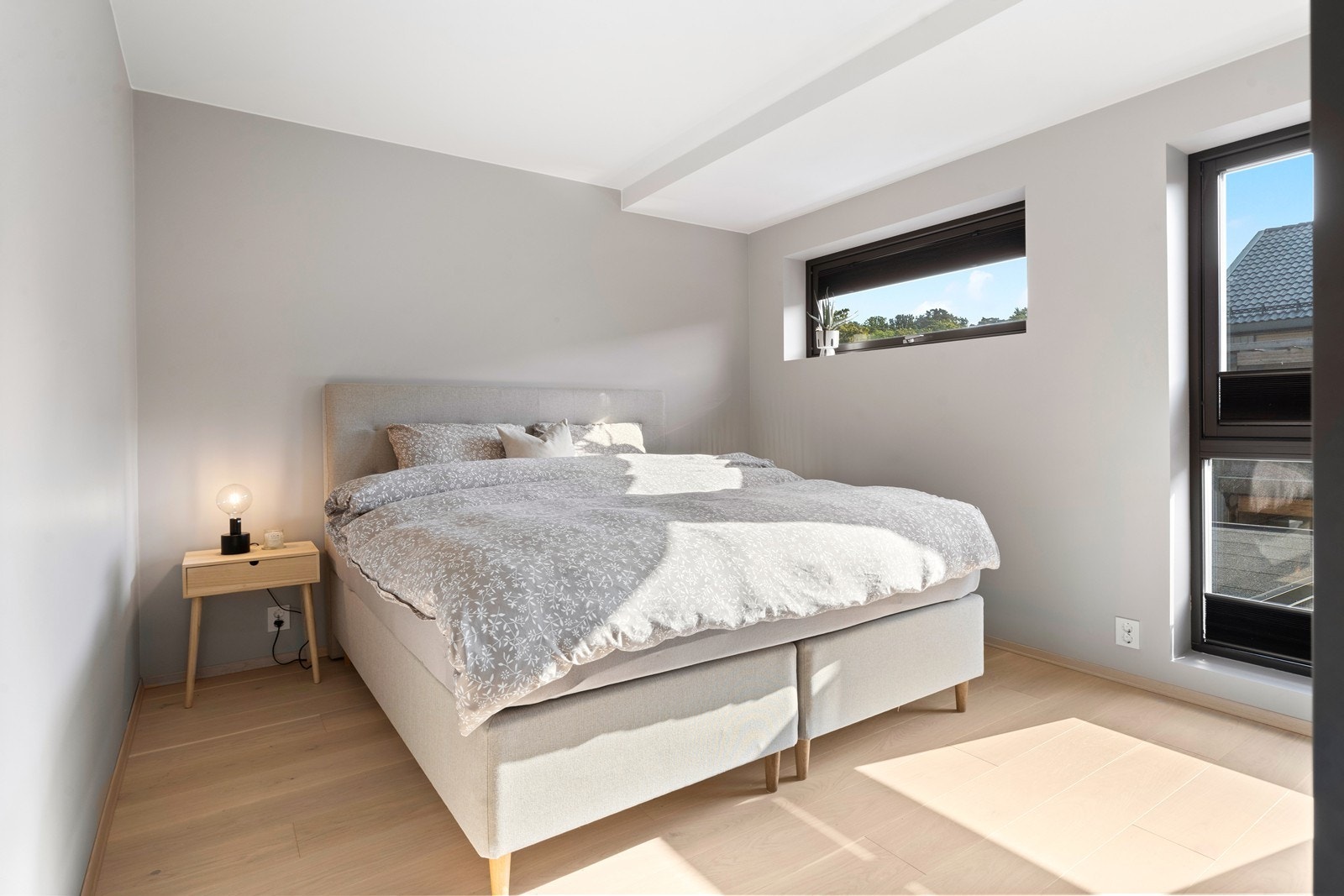 Leiligheten har 2 gode soverom. På hovedsoverommet er det plass til dobbeltseng og nattbord. Galleribilde