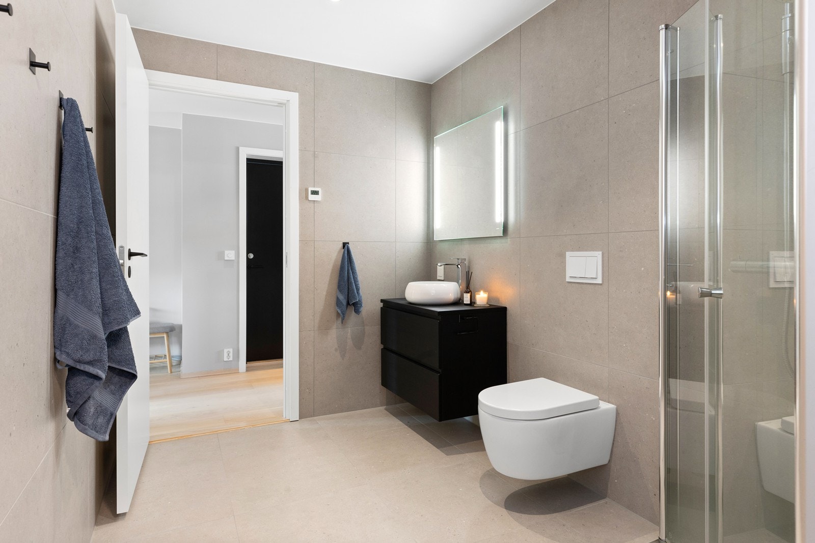 Meget delikat bad som er pent flislagt på gulv og vegger. Galleribilde