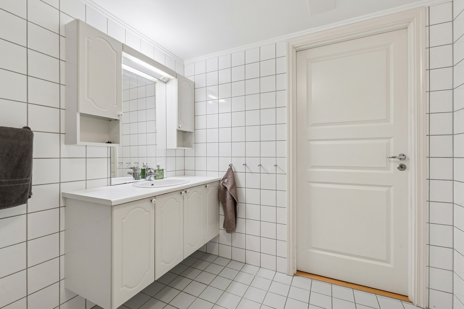 Det er også opplegg for vaskemaskin, noe som gjør badet praktisk i hverdagen. Mekanisk avtrekk bidrar til effektiv ventilasjon og et godt inneklima. Galleribilde