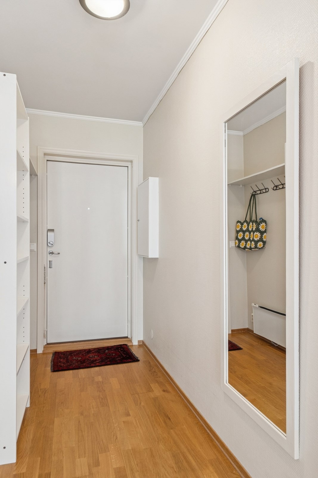 Praktisk entré med god plass til oppheng av yttertøy. Galleribilde