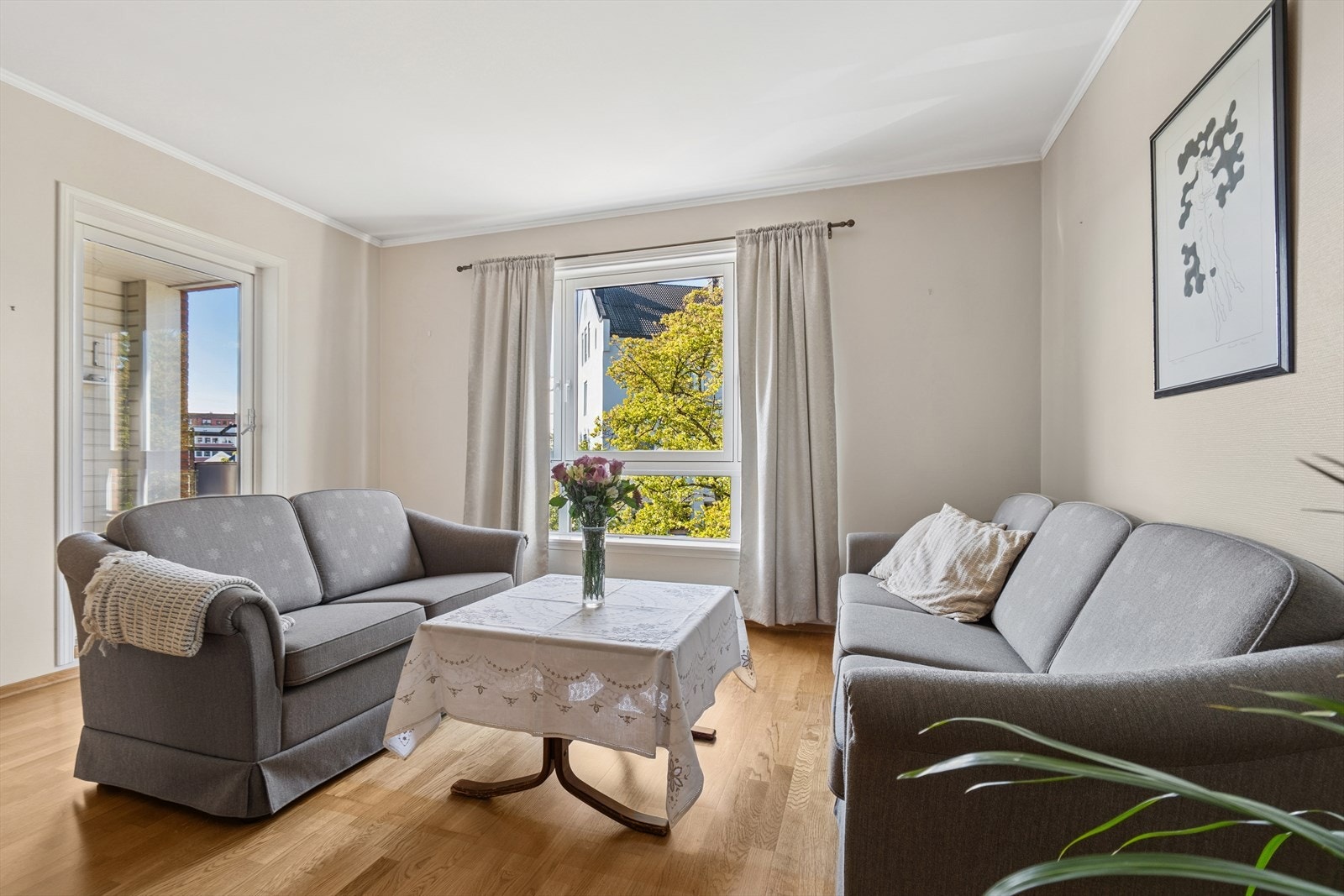 Stuen har parkett på gulvet og malte flater på vegger og i himling. Galleribilde