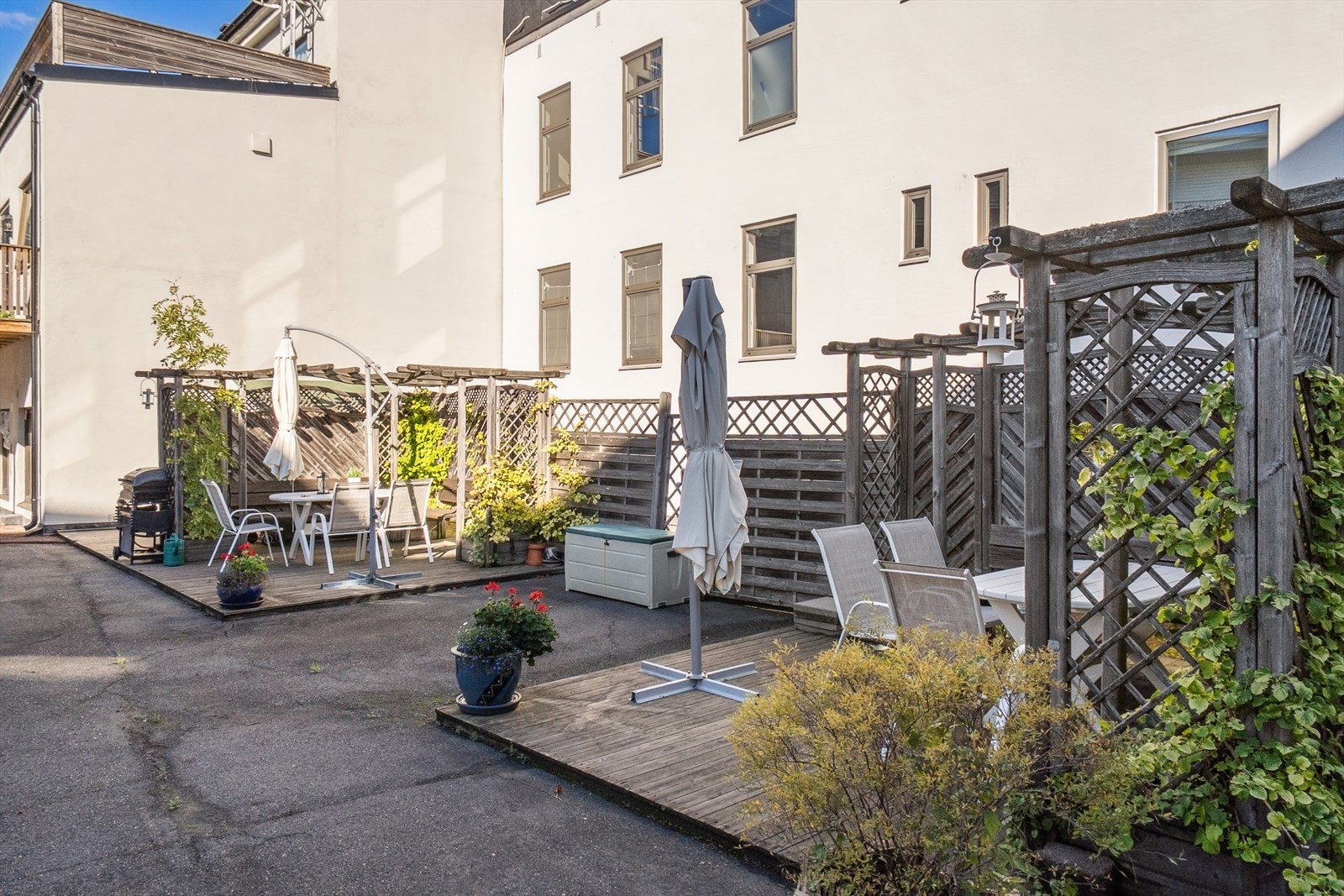 Gårdsrommet er pent opparbeidet med noe beplantning og felles sittegrupper på markterrasser med adkomst i 2. etasje. Galleribilde