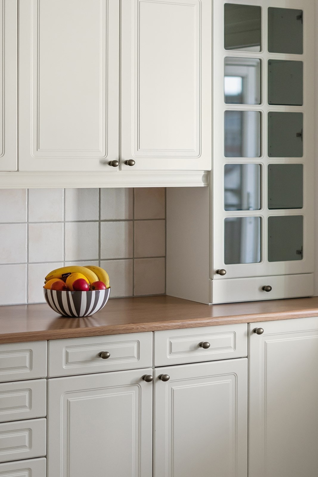 Overskapene har en fin kombinasjon av tette skap og vitrineskap. Galleribilde