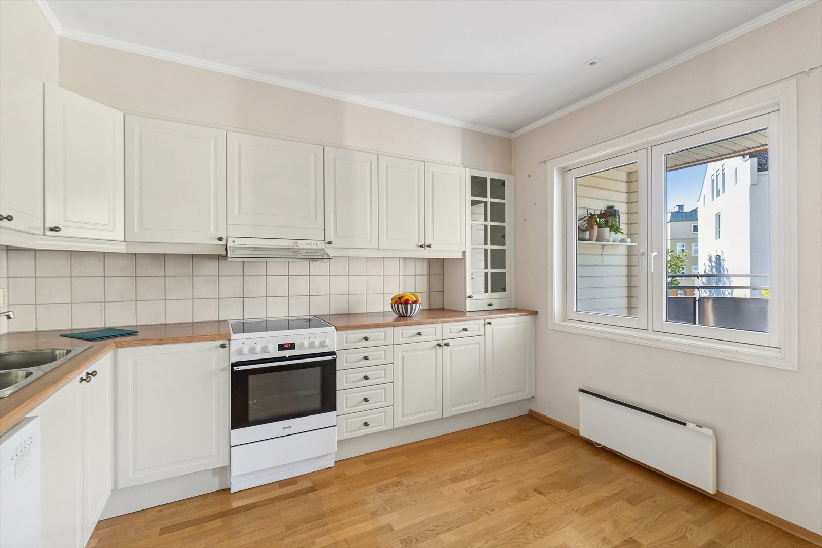 Benkeplaten i slitesterk laminat gir god arbeidsflate og er enkel å vedlikeholde. Galleribilde