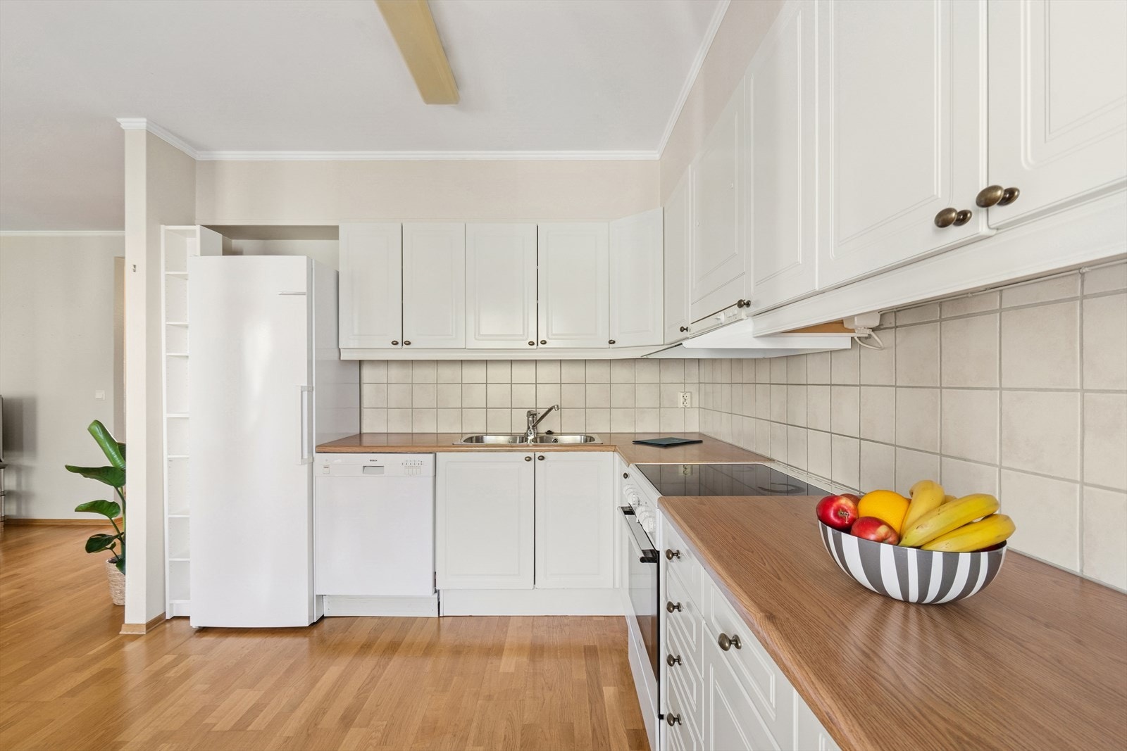 Kjøkkenet er utstyrt med ventilator med direkte avtrekk ut, som sikrer effektiv luftutskiftning og et godt inneklima. Galleribilde