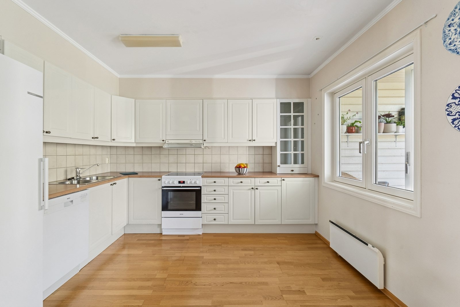 Mellom over- og underskap er det lagt fliser som både beskytter veggen og tilfører et dekorativt element. Galleribilde