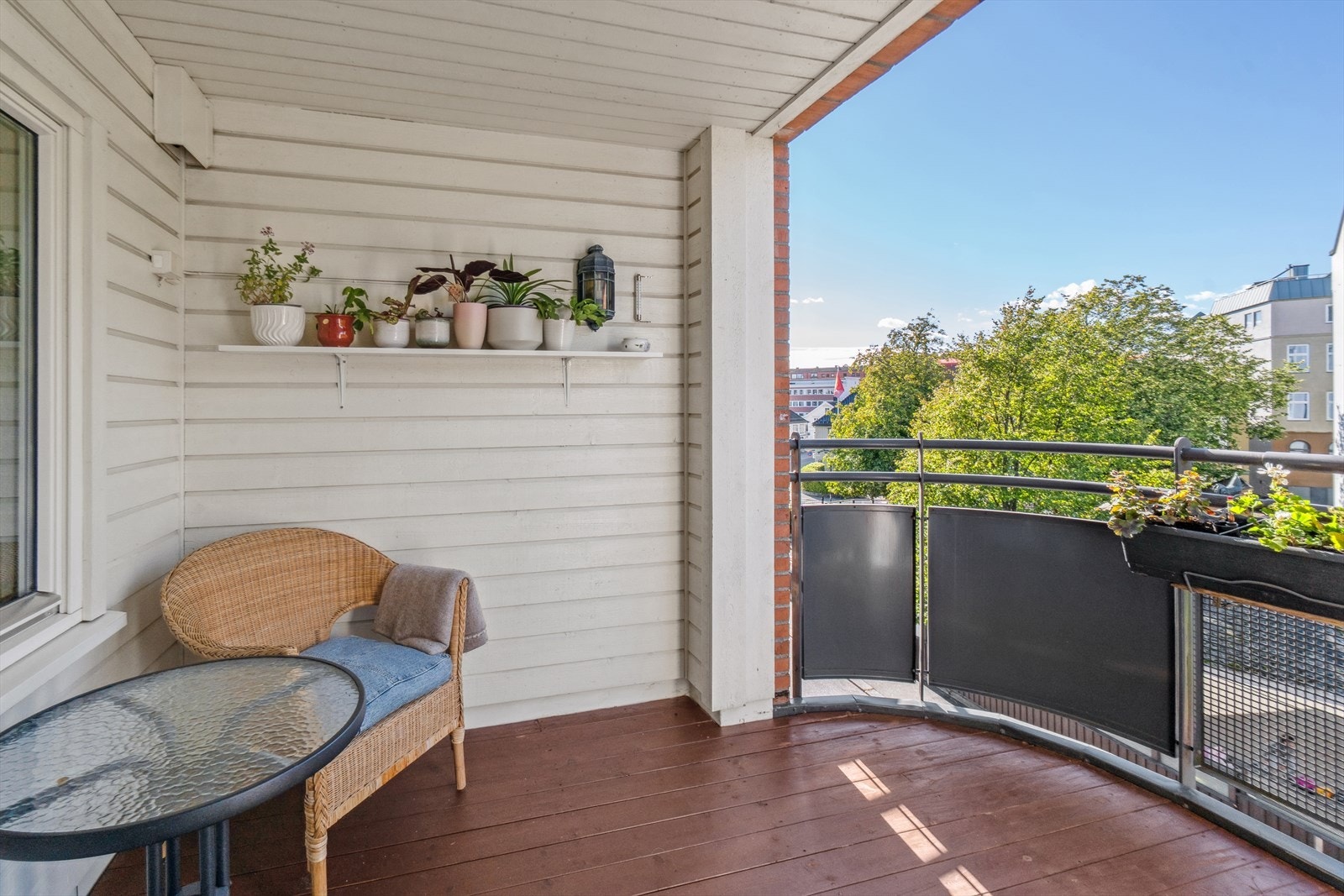 Fra stuen er det utgang til en stor balkong. Galleribilde