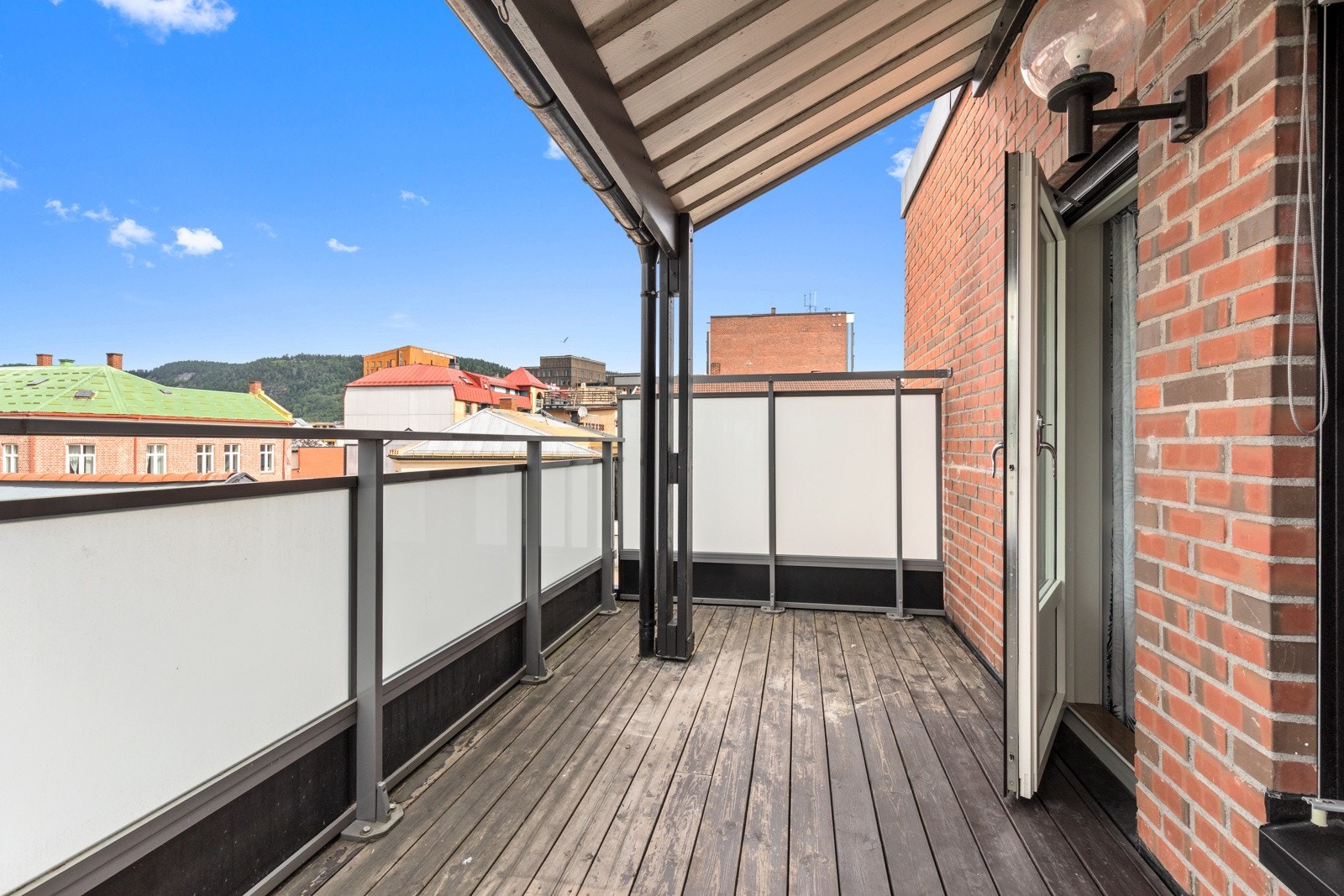 Usjenert terrasse med hyggelig utsikt. Galleribilde