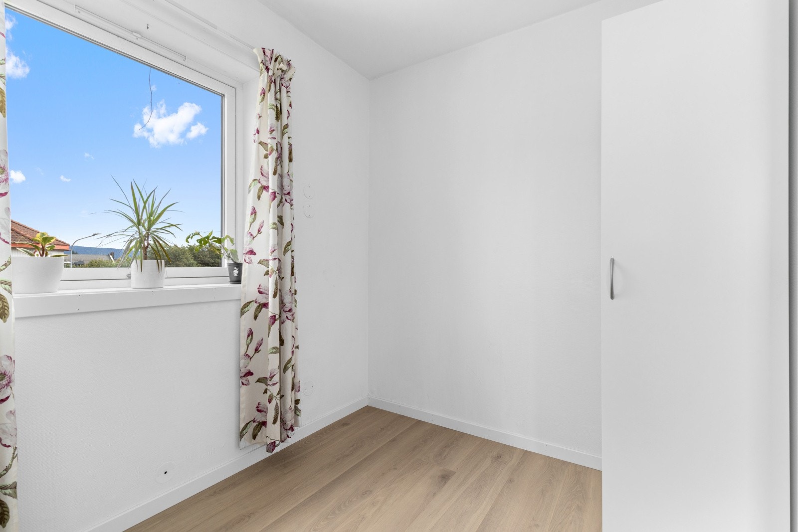 Soverommet er innredet med garderobe og har plass til seng, nattbord og ytterligere oppbevaring. Galleribilde