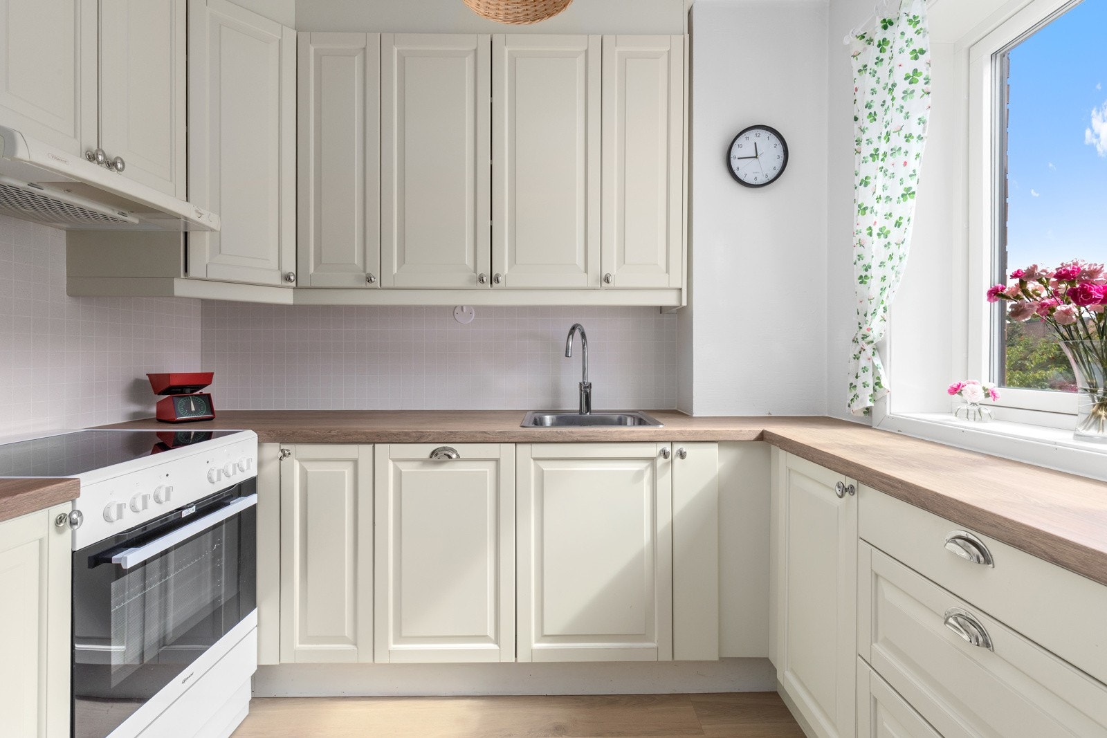 Kjøkkenet er adskilt, men likevel knyttet til stuen. Galleribilde