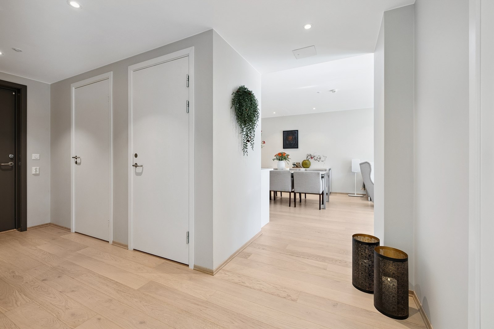 Leiligheten har lyse og pene overflater Galleribilde