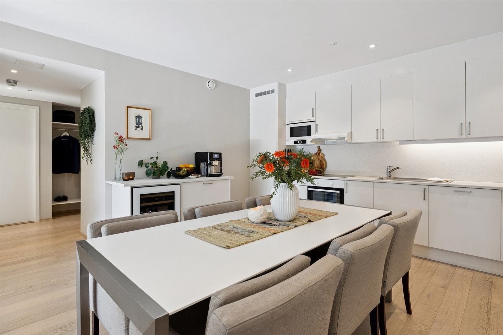 God benke- og skapplass, samt belysning under overskapene, gir gode arbeidsforhold. Det er integrerte hvitevarer, herunder mikro og et flott vinskap. Galleribilde