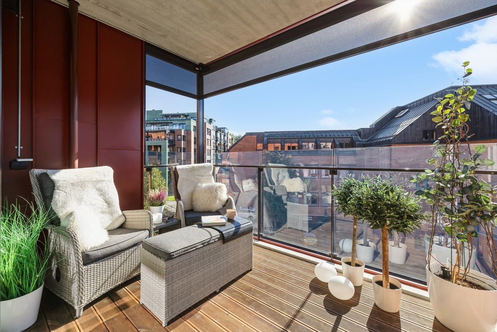 Den herlige terrassen fungerer som en forlengelse av stuen på varme dager. Legg også merke til motoriserte screens som skjermer for sol og innsyn. Galleribilde