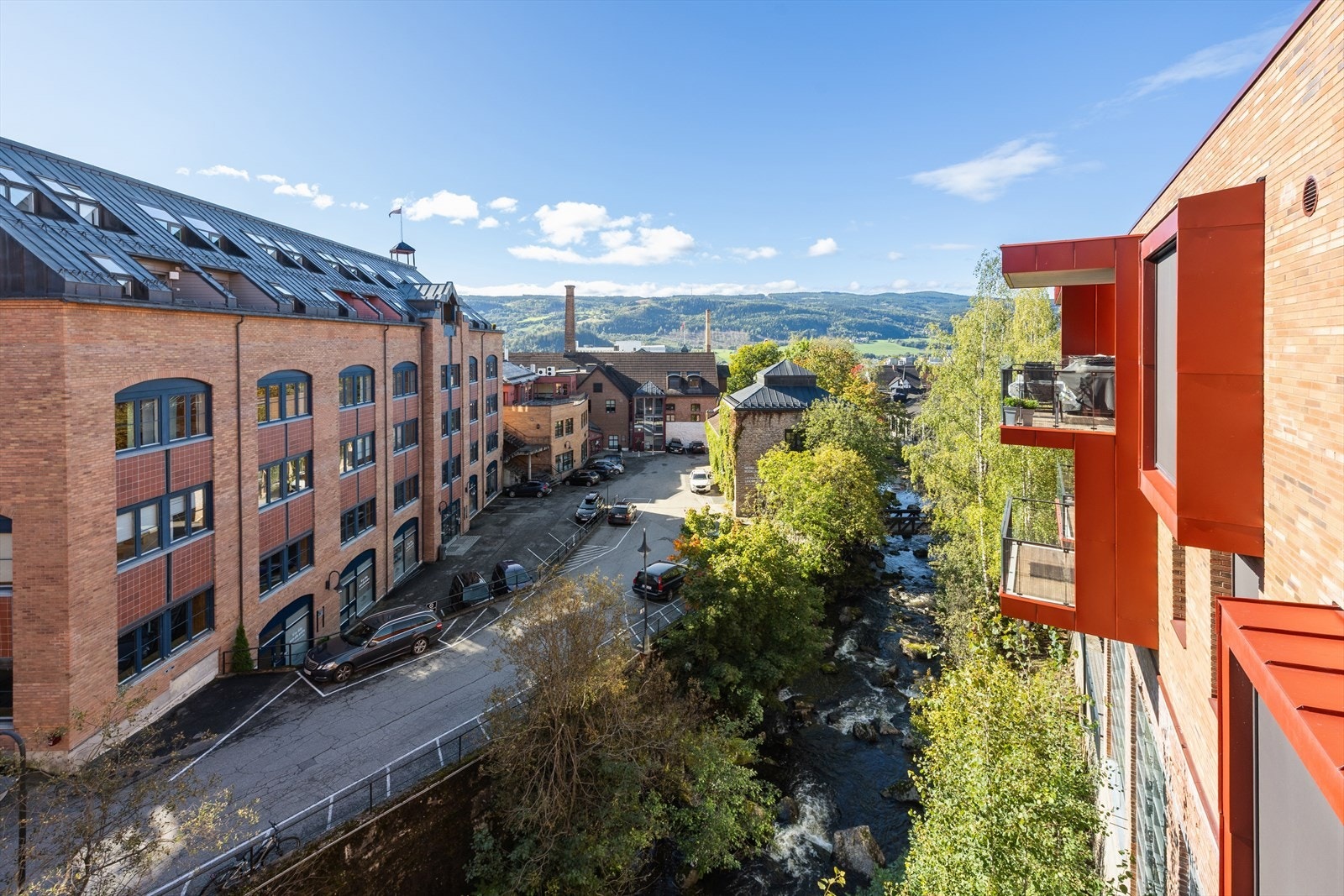 Fra balkongen har man utsyn over nærområdet og de historiske industribyggene langs elven. Galleribilde