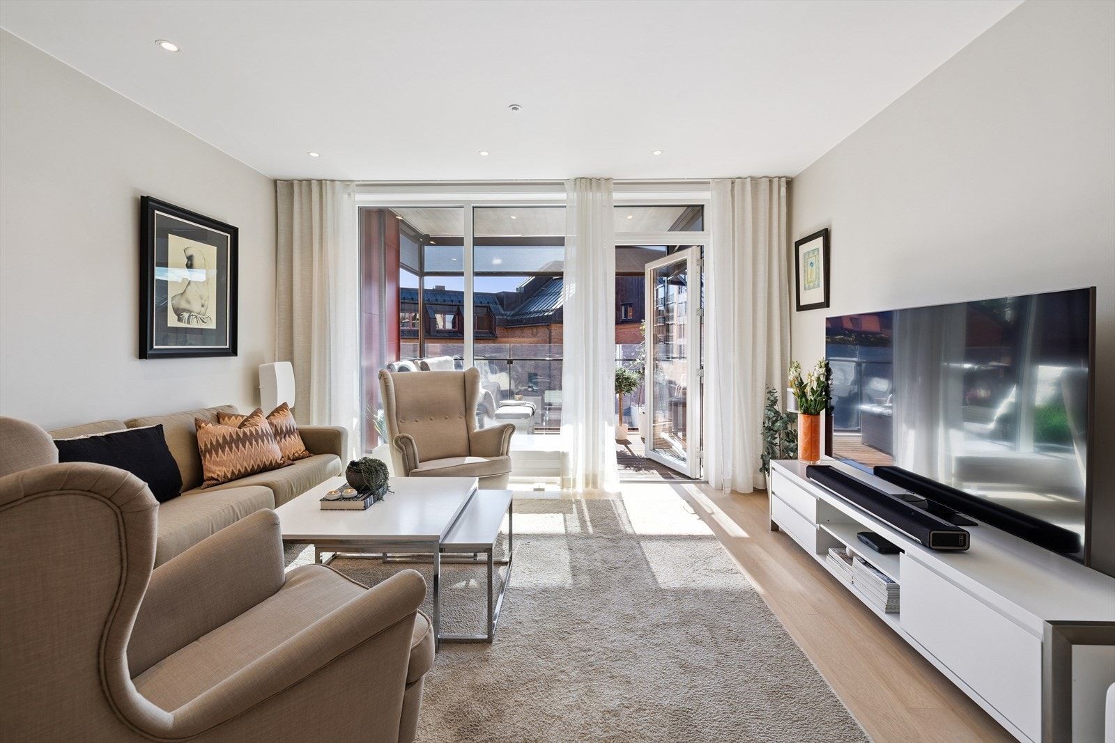 Store vindusflater og direkte utgang til terrassen skaper en lys og luftig atmosfære. Galleribilde