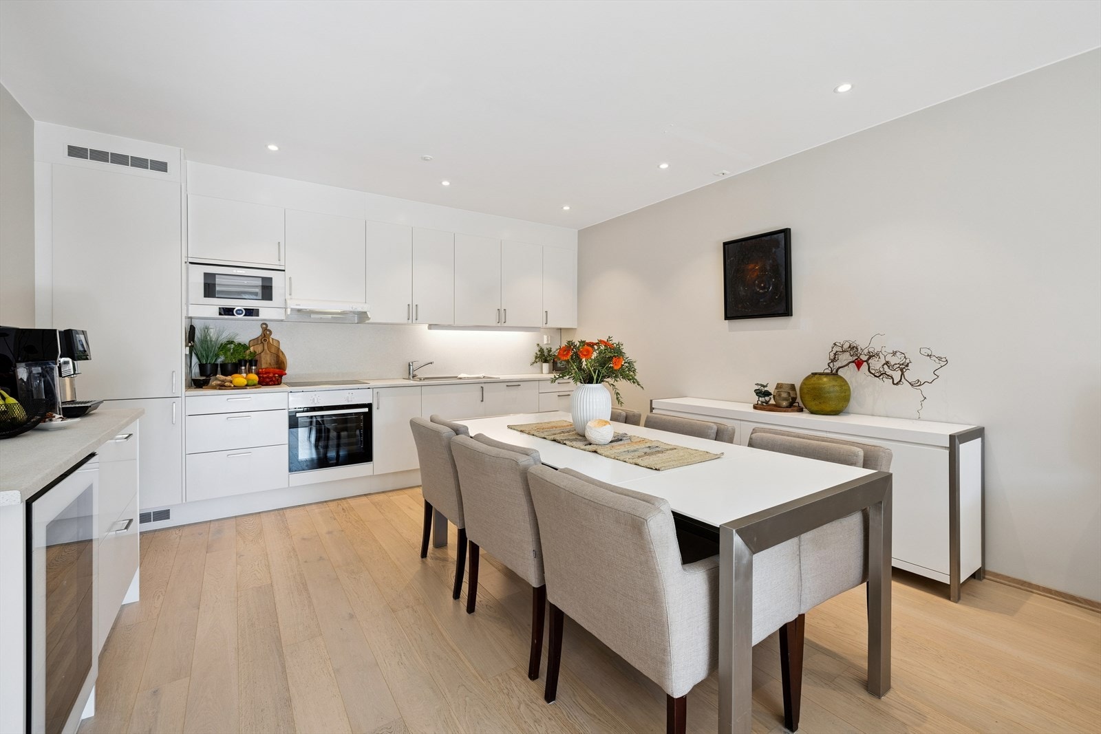 Kjøkkenet er en integrert del av oppholdsrommet, med god plass til en stor spisegruppe. Galleribilde