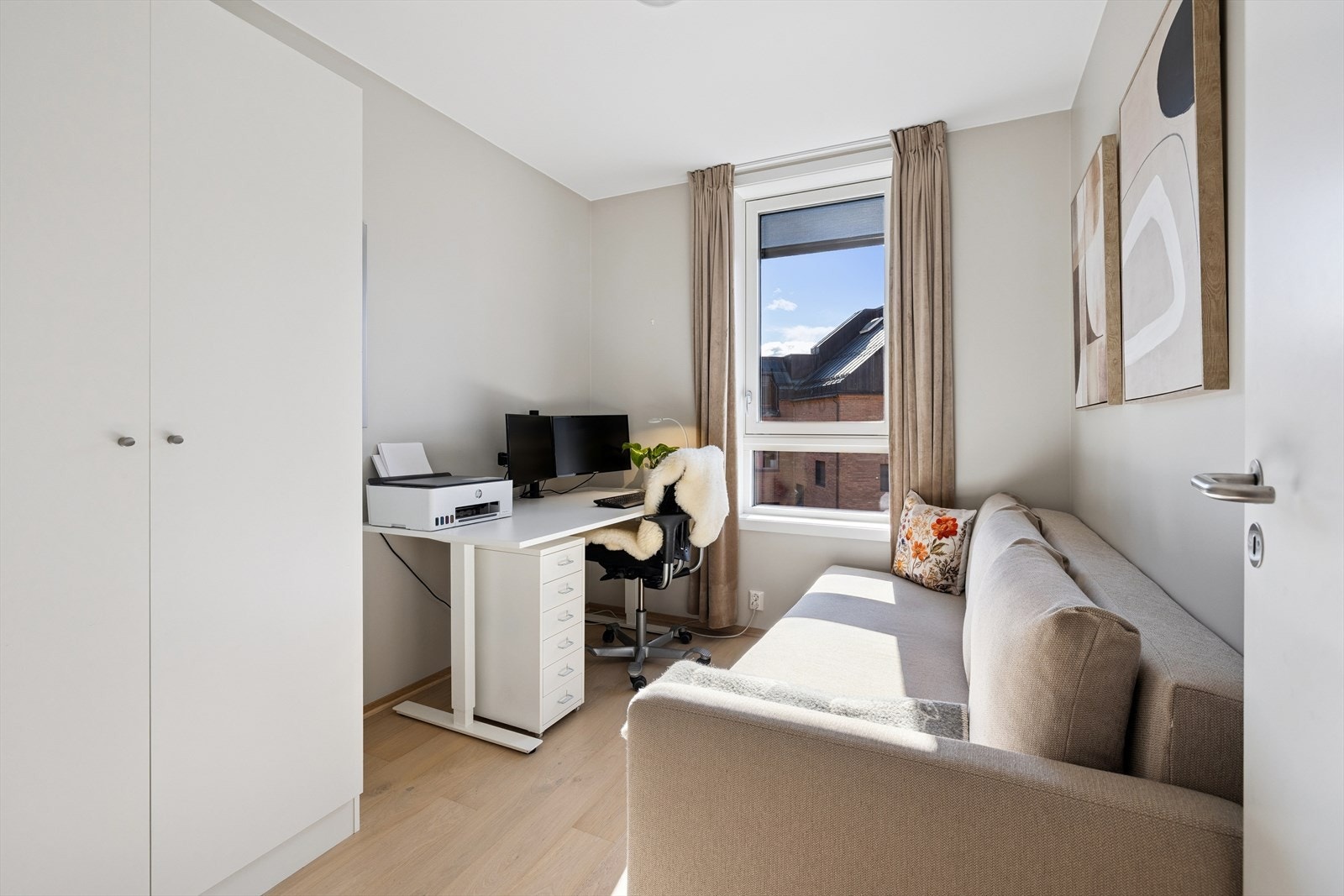 Det andre soverommet har en god størrelse og egner seg utmerket som kontor, gjesterom eller barnerom. Galleribilde