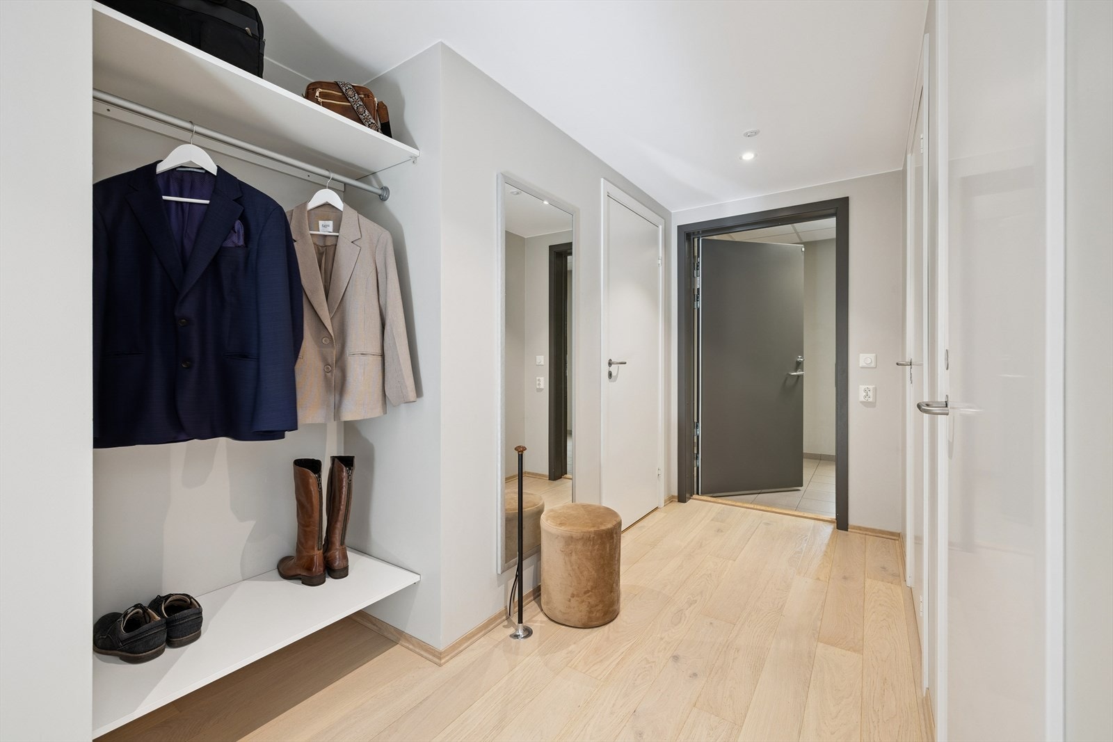 En åpen garderobeløsning gir god plass til oppbevaring av yttertøy og sko. Galleribilde