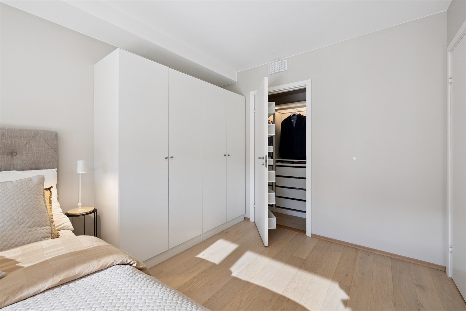 Fra hovedsoverommet er det direkte adkomst til et praktisk walk-in closet. Galleribilde