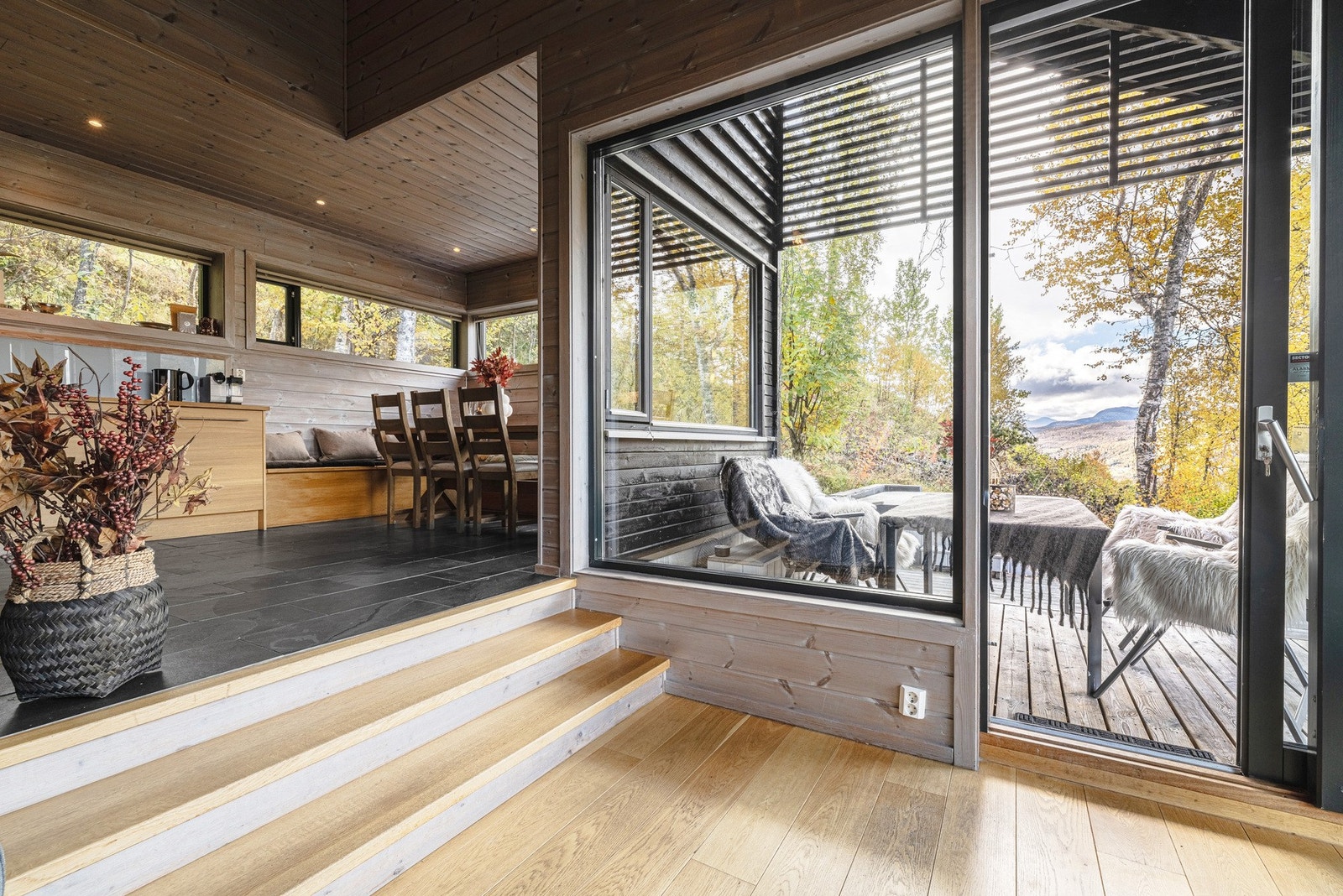 Stuen mot romslig spiseplass Galleribilde