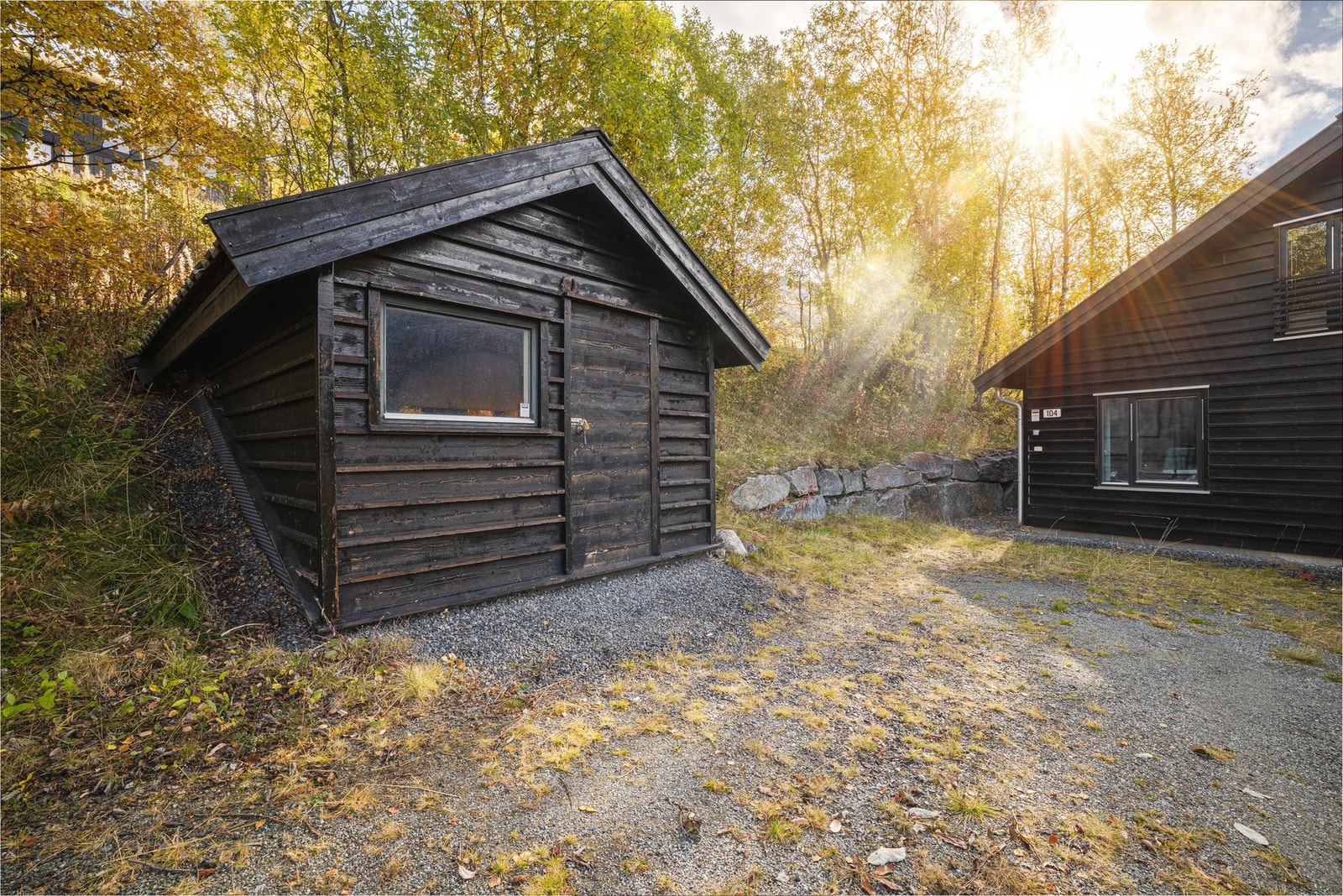 Utvendig bod er delvis bygget inn i bakken Galleribilde