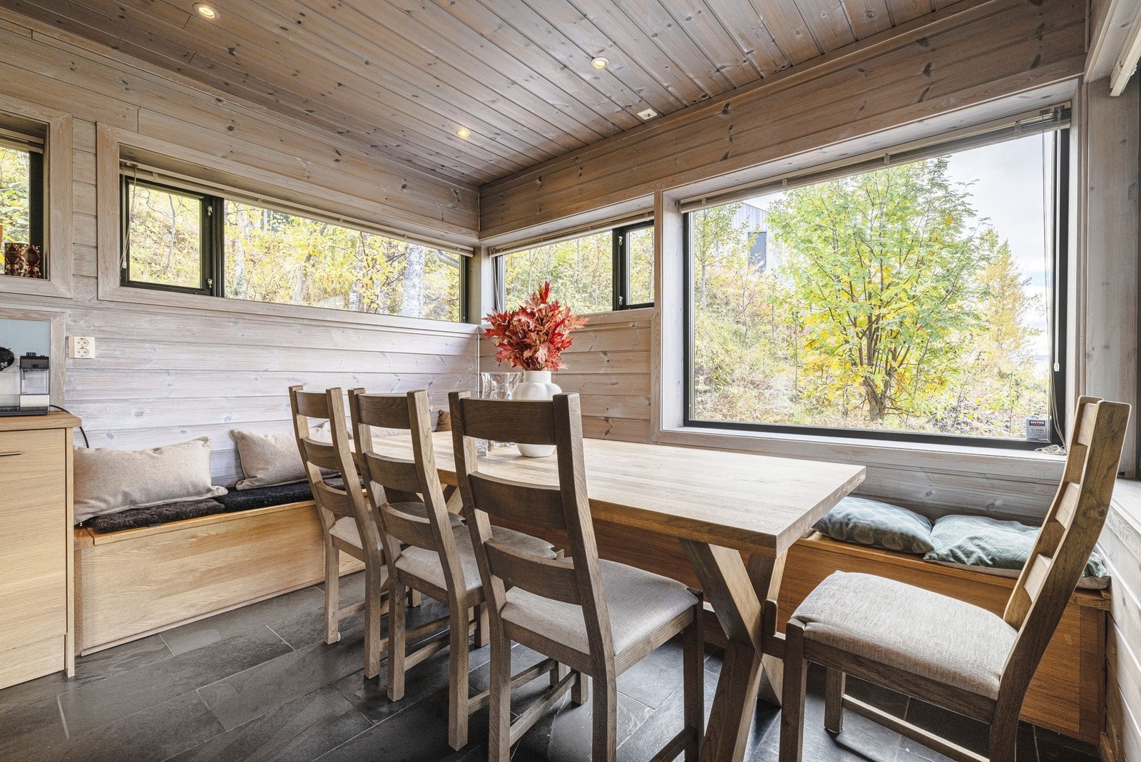 Spiseplass med store vinduer, flott utsikt! Galleribilde