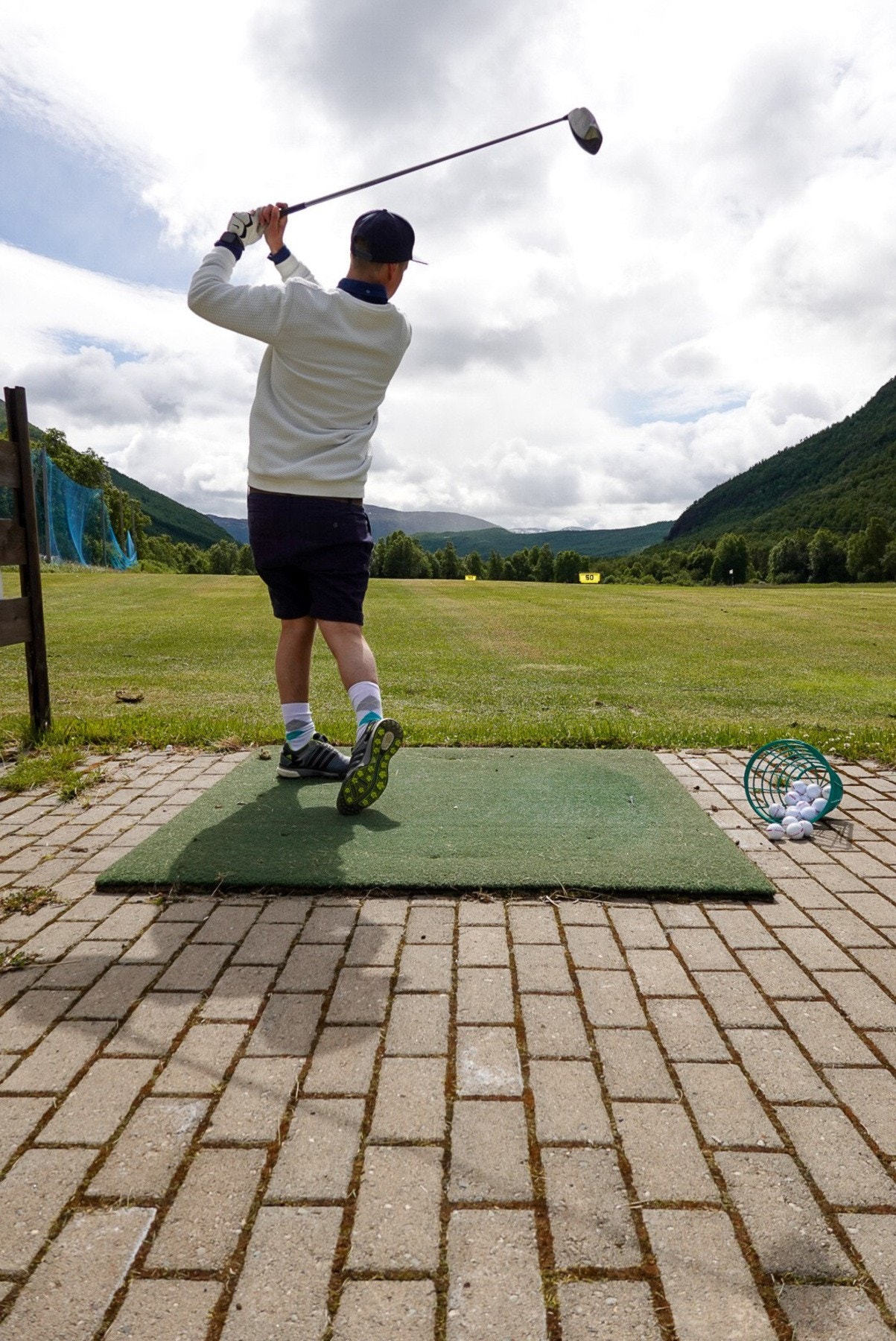 I tillegg til golf kan du; spille tennis, slå baller på driving range, øve på putting greenen og sandbunker, fiske i elva eller bare rusle en tur i nydelige omgivelser Galleribilde