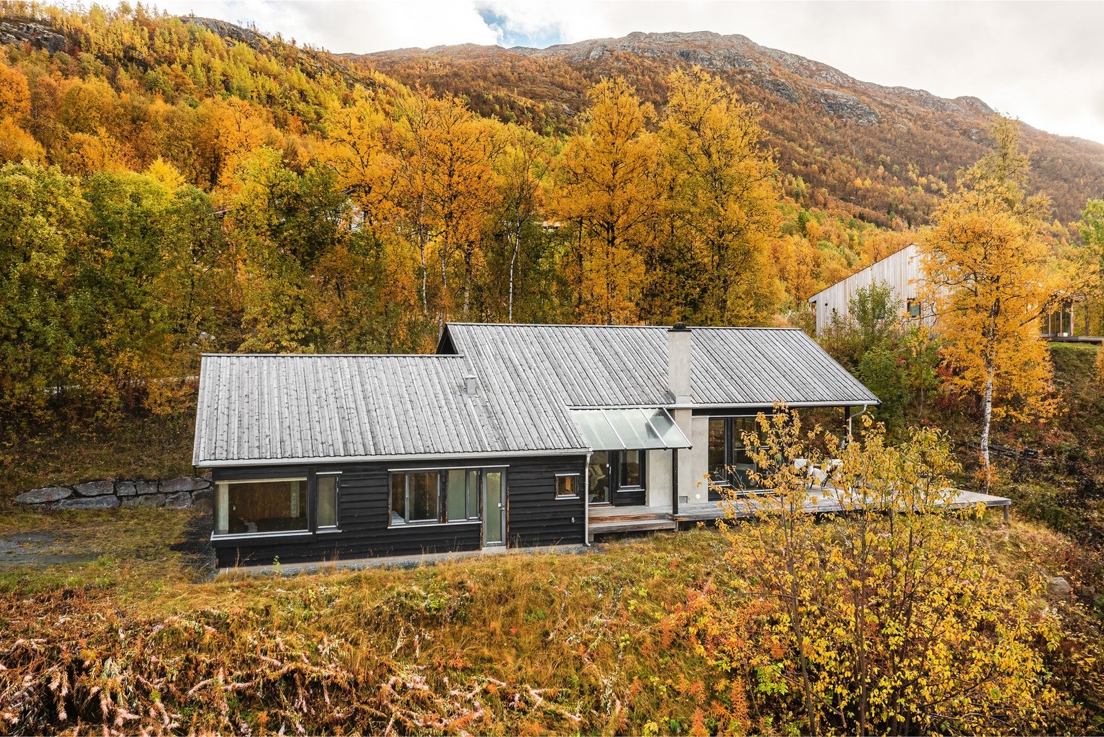Fasade med Kvitingane i bakgrunn Galleribilde