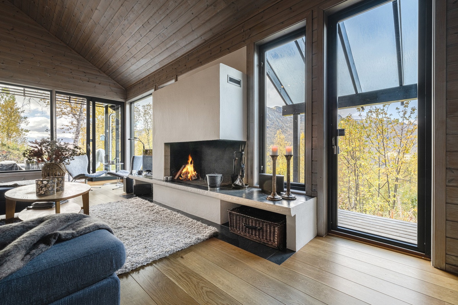 To utganger til terrassen Galleribilde