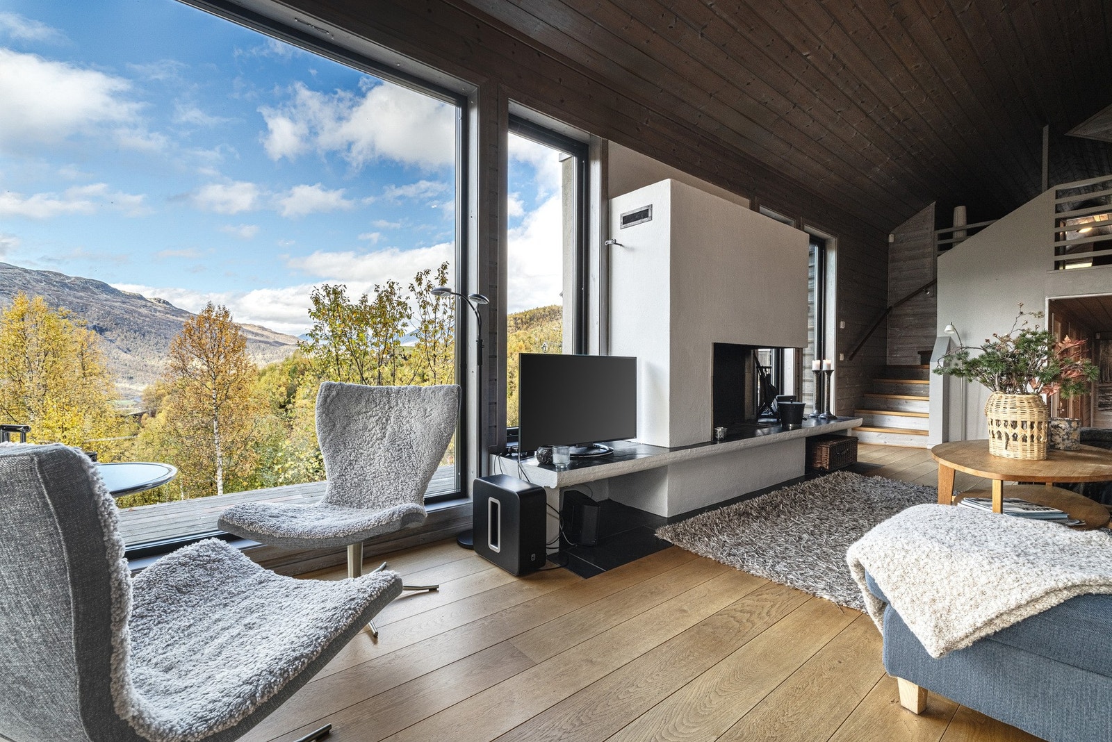 Vinduer fra gulv til tak i stue, her kan man nyte den flotte utsikten Galleribilde